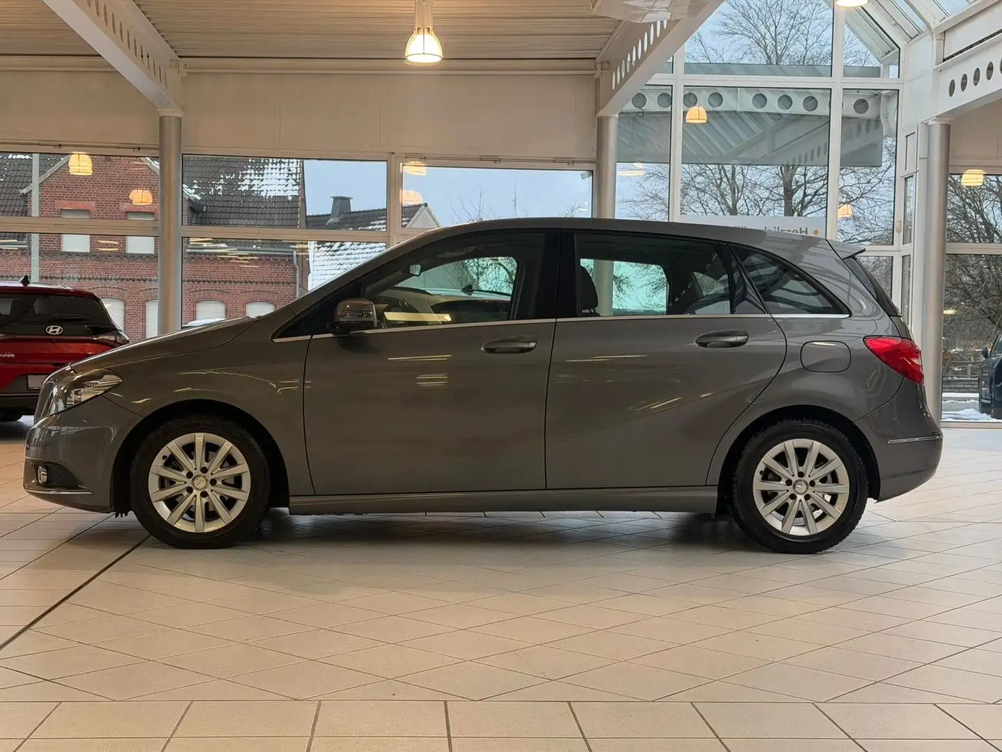 Mercedes-Benz B 180 Automatik Sitzheizung Klima Navi Allwetter Grau - 2