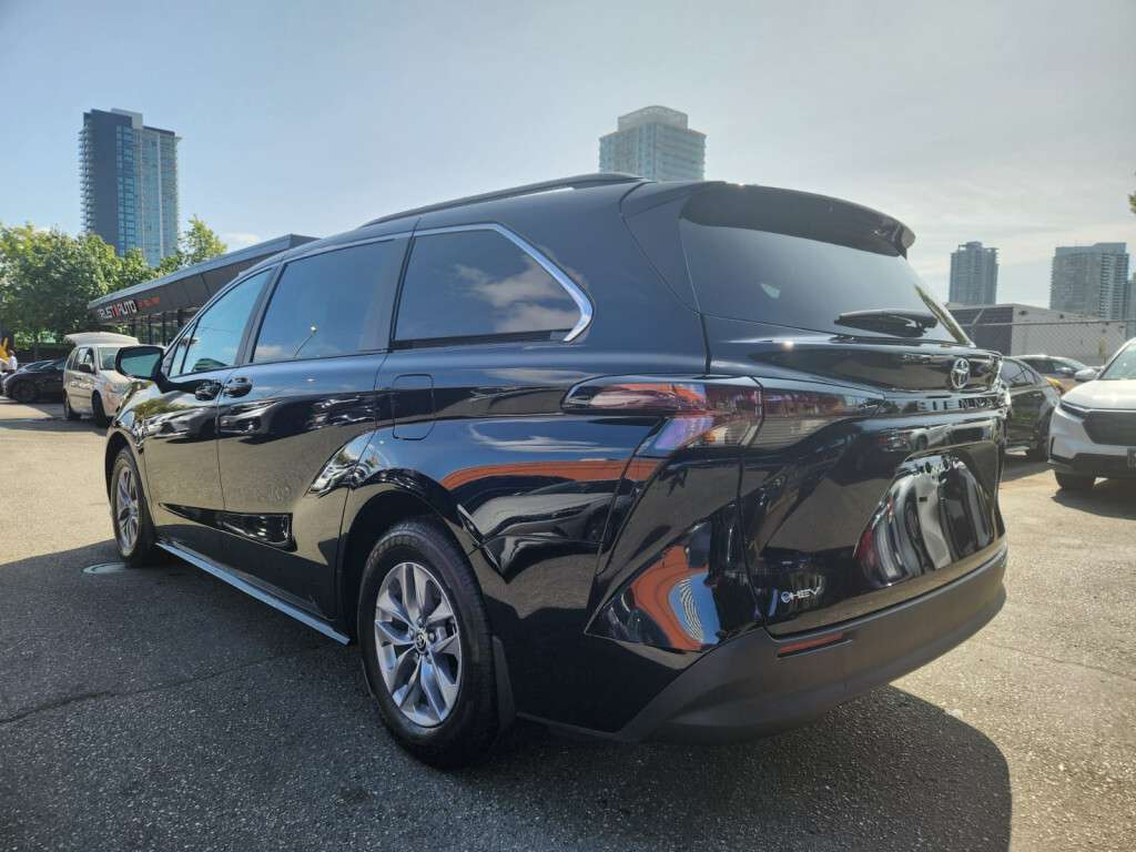 2026 Toyota Sienna LE HYBRID — снимка 1
