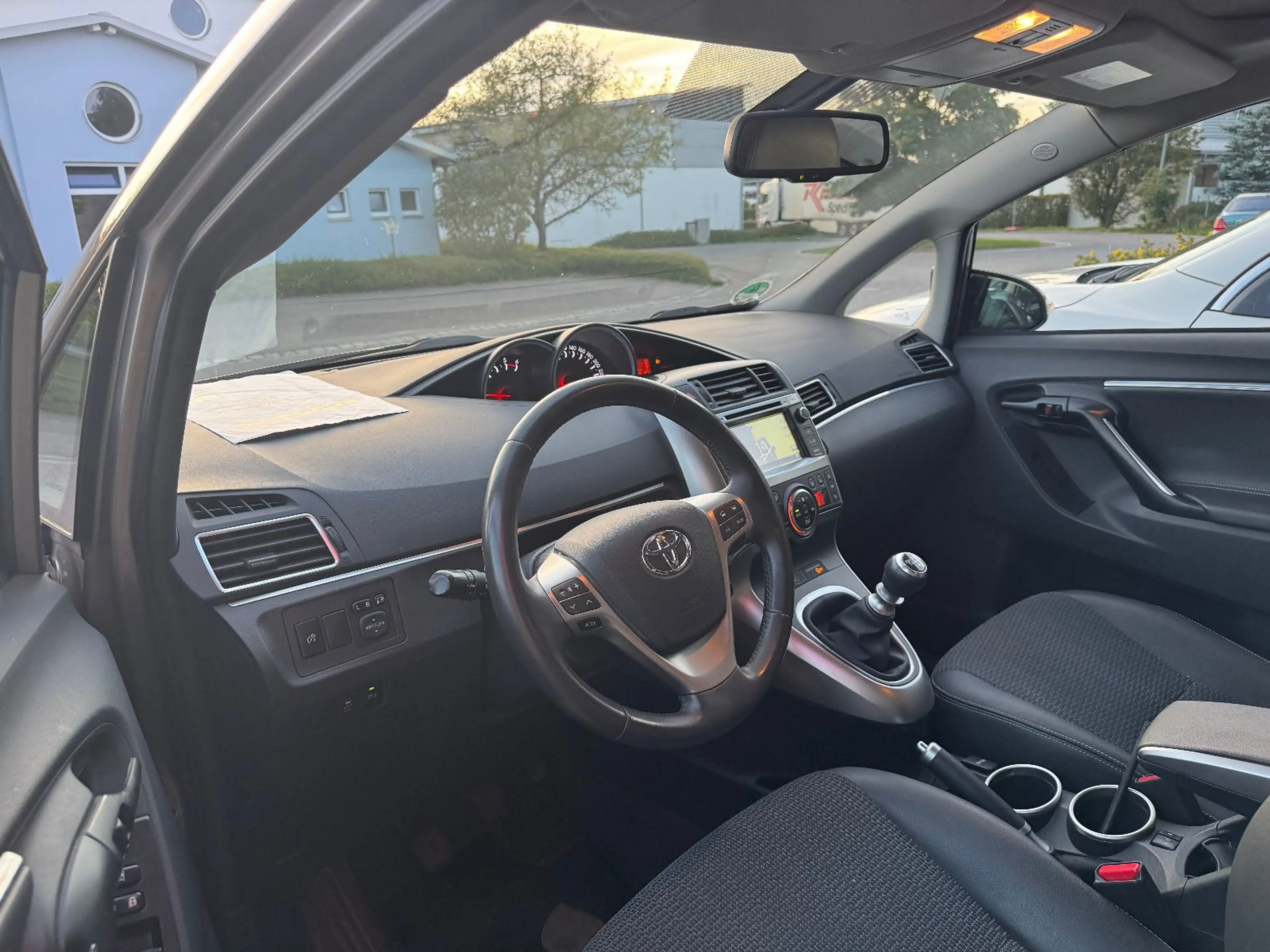 Toyota Verso Executive Panorama Navi Xenon — photo 10