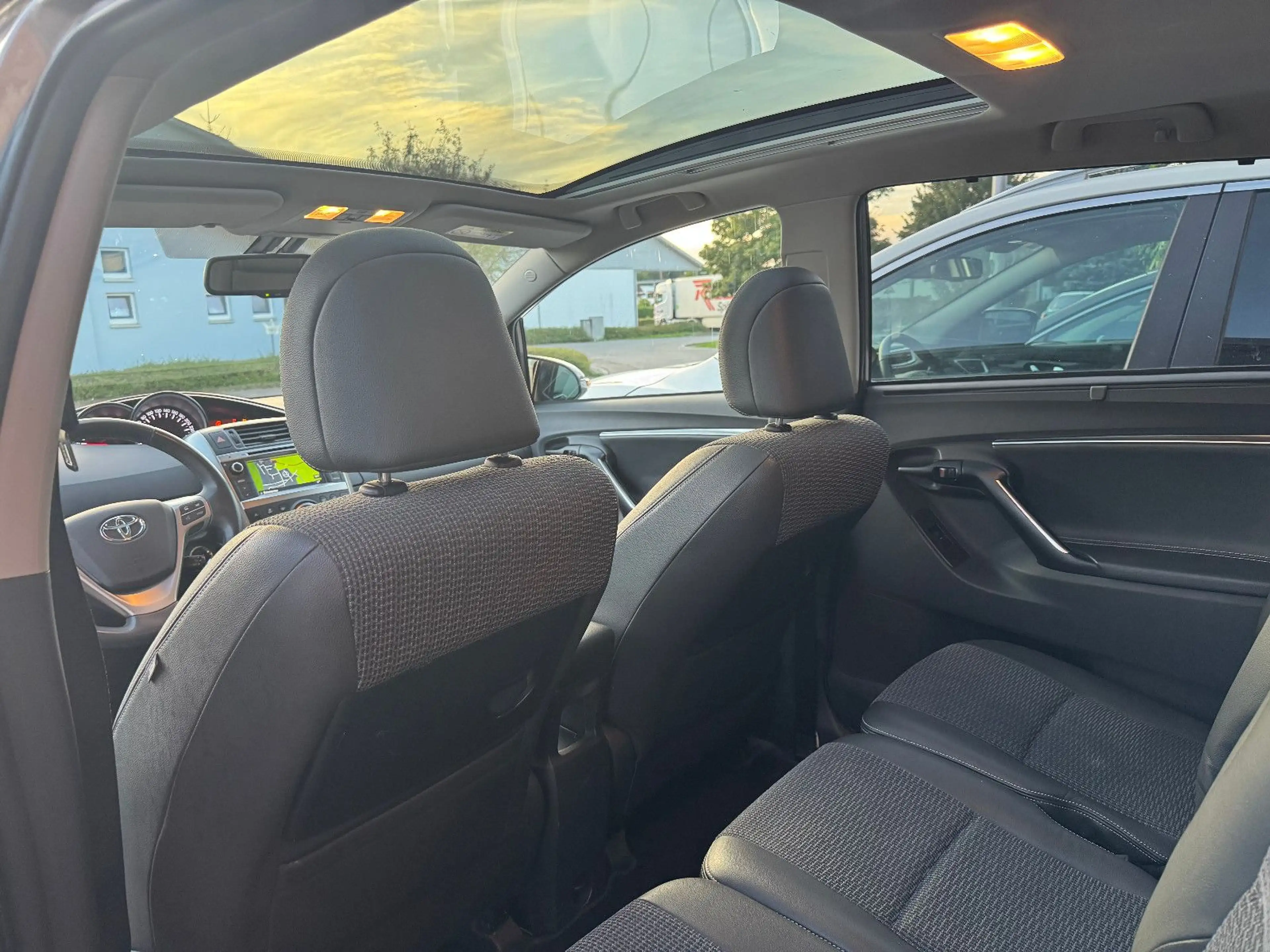 Toyota Verso Executive Panorama Navi Xenon — photo 15