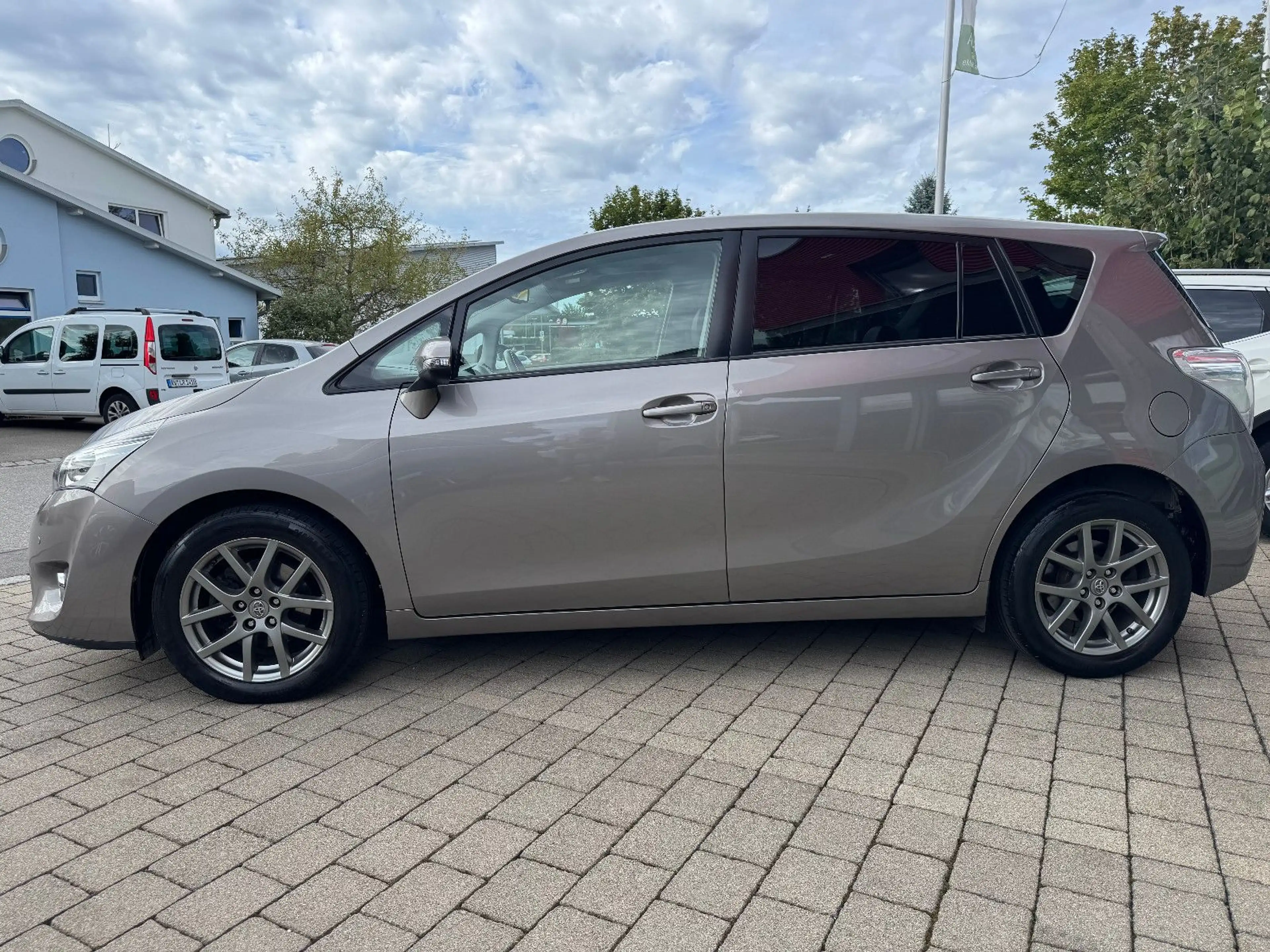 Toyota Verso Executive Panorama Navi Xenon — photo 7