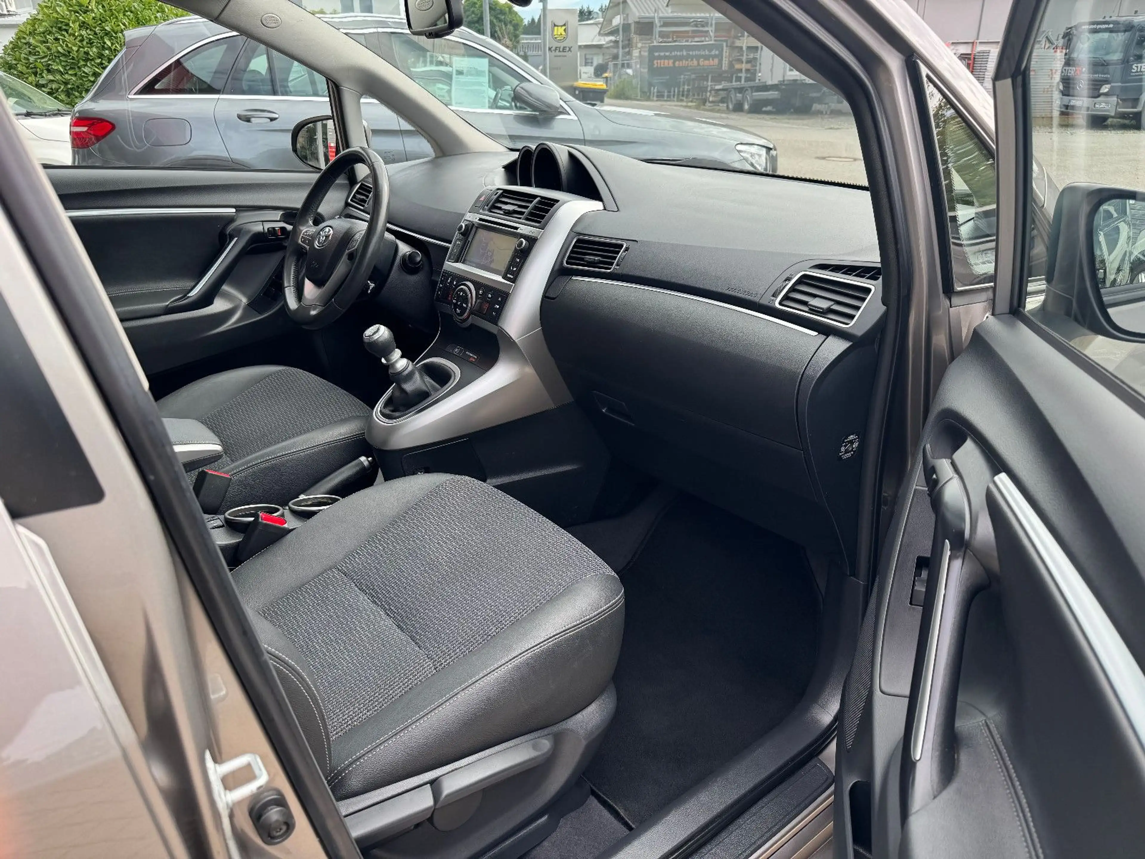 Toyota Verso Executive Panorama Navi Xenon — photo 14