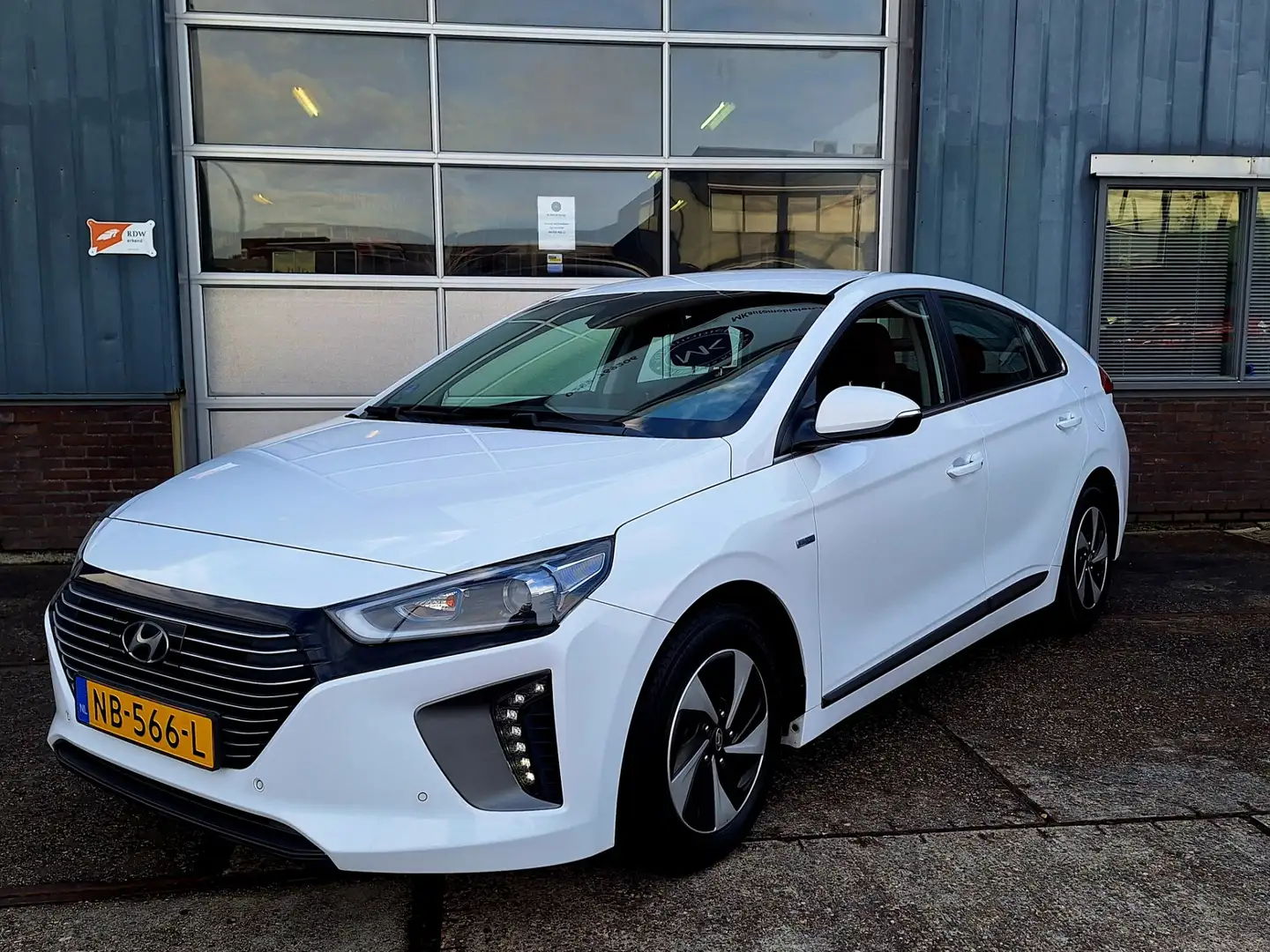 Hyundai IONIQ 1.6 GDi Comfort, Automaat, Navi, Bluetooth, Airco, Wit - 2