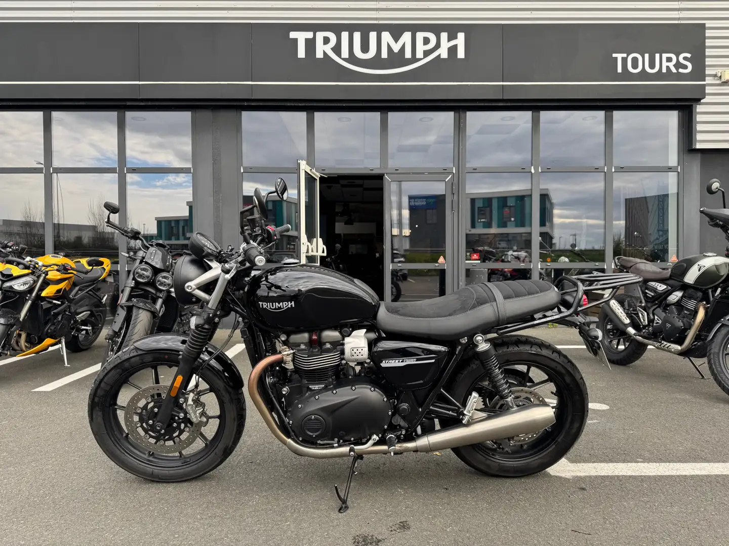 Triumph Street Twin - 1