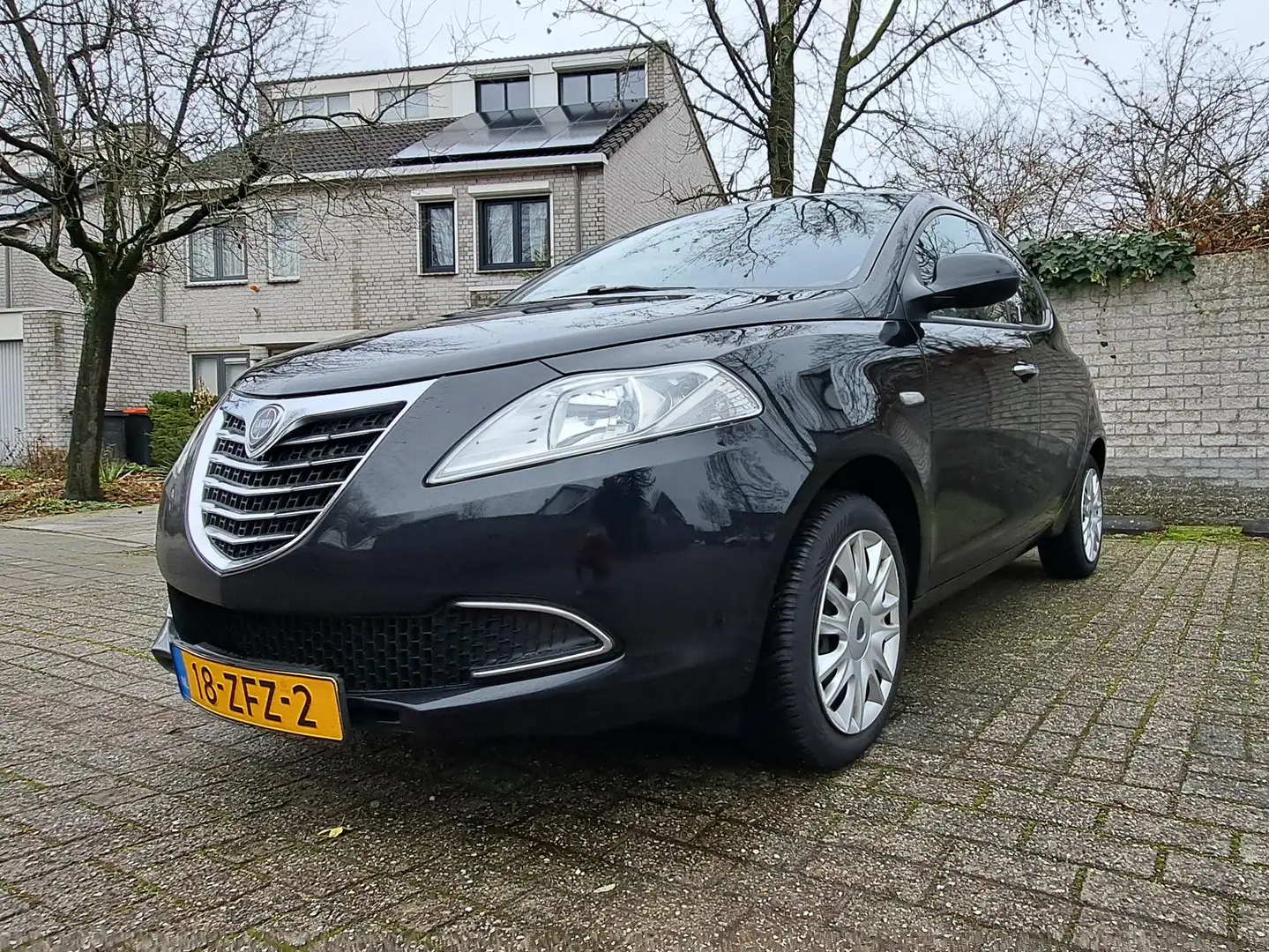 Lancia Ypsilon Ypsilon 0.9 TwinAir Turbo AUTOMAAT Zwart - 1