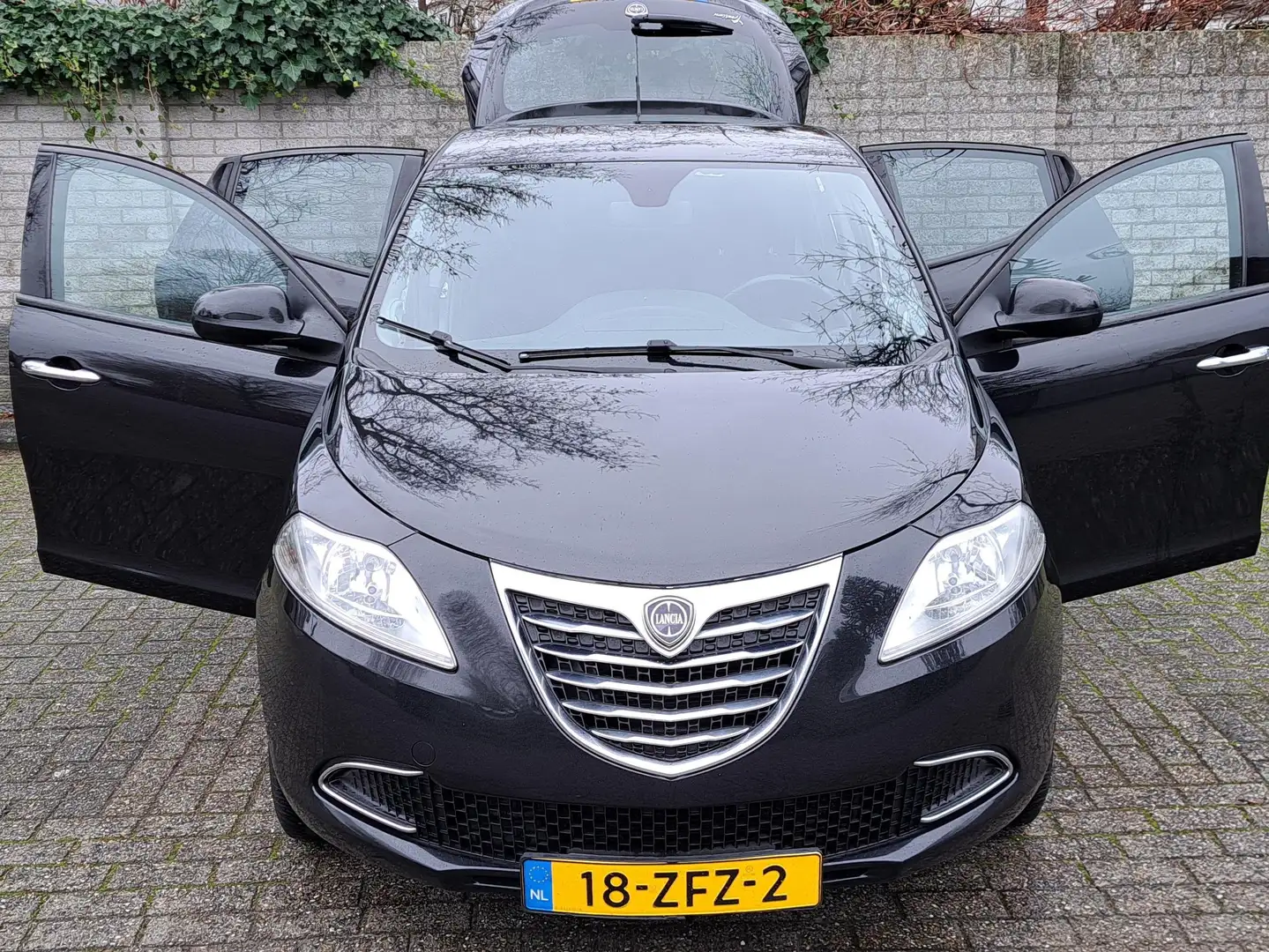 Lancia Ypsilon Ypsilon 0.9 TwinAir Turbo AUTOMAAT Zwart - 2