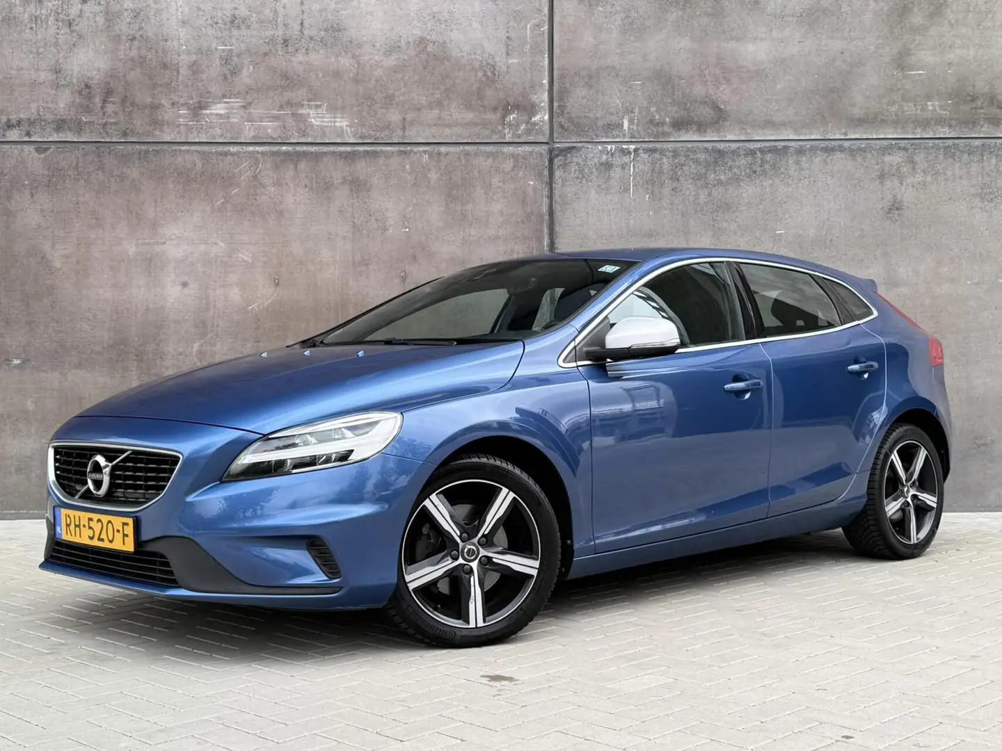 Volvo V40 2.0 T4 R-Design | Navigatie | APK 10-2026 | Climat Blauw - 1