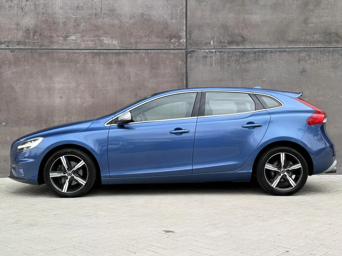 Volvo V40 2.0 T4 R-Design | Navigatie | APK 10-2026 | Climat Blauw - 2
