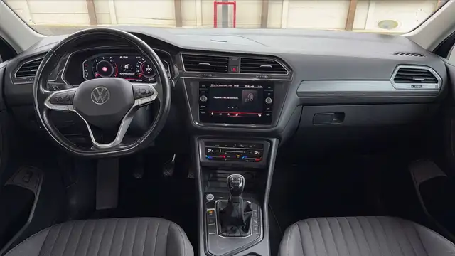 Volkswagen Tiguan Allspace view 11