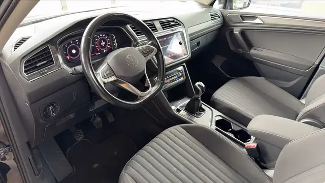 Volkswagen Tiguan Allspace view 8
