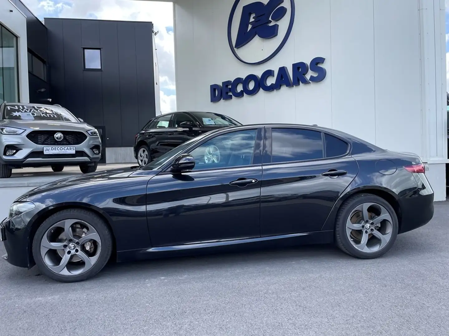Alfa Romeo Giulia 201 Pk // Navi- bluetooth - airco // Noir - 2
