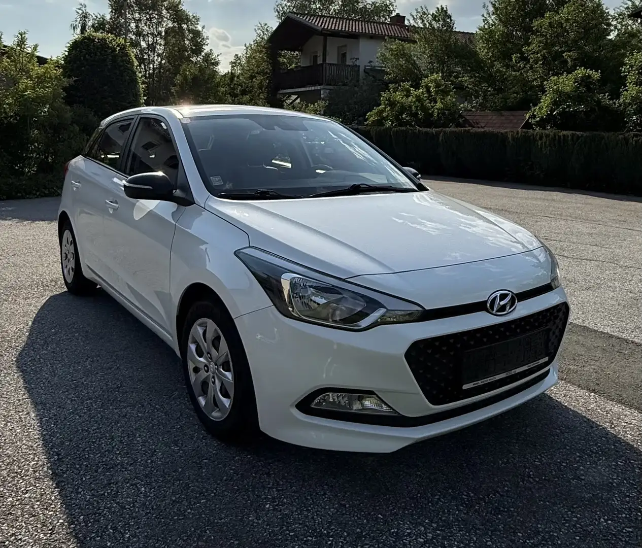 Hyundai i20 1,25 Limited Plus Edition Start/Stopp Automatik Weiß - 1