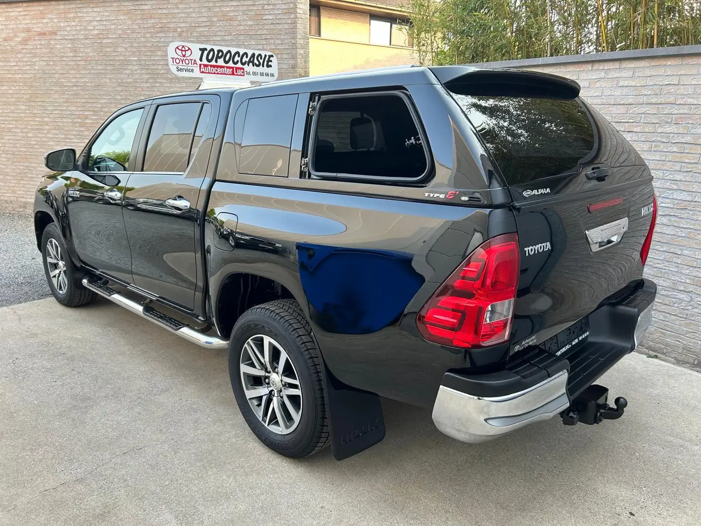 Toyota Hilux 2.4 D-4D 4WD LOUNGE/ PRO PACK COMFORT/ € 29750+ Černá - 2
