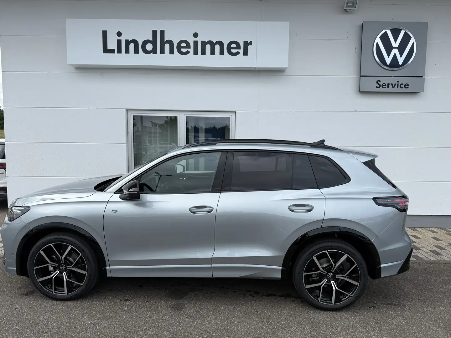 Volkswagen Tiguan 1.5 eTSI R-Line 20"/Pano/Key/EasyOpen/Garantie Argent - 1