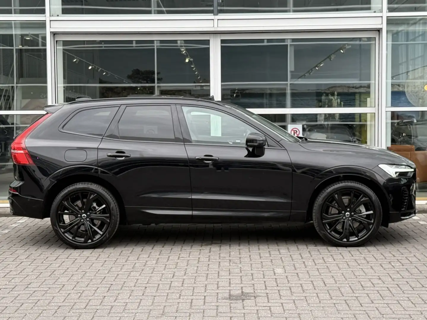 Volvo XC60 T6 398PK Recharge Black Edition Ultra Dark FULL OP Zwart - 2