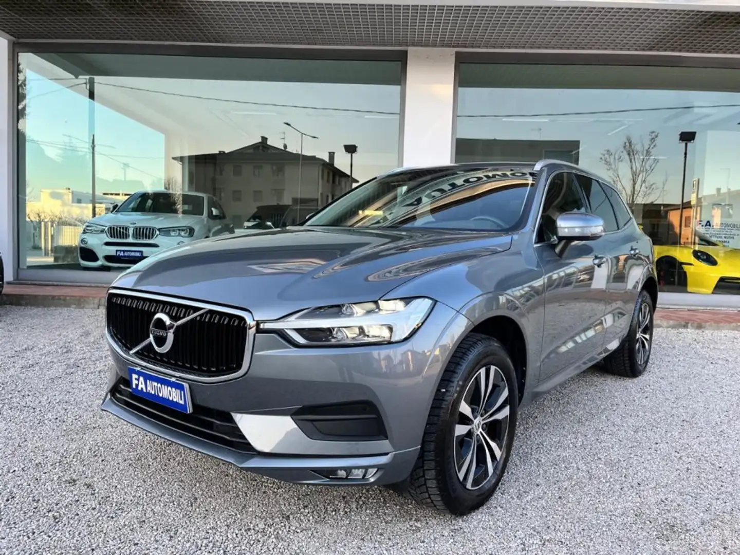 Volvo XC60 B4 (d) AWD Geartronic Momentum Pro Grigio - 2