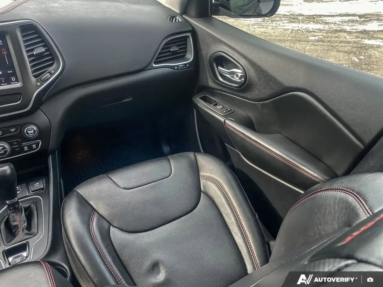 Jeep Cherokee снимка Jeep Cherokee