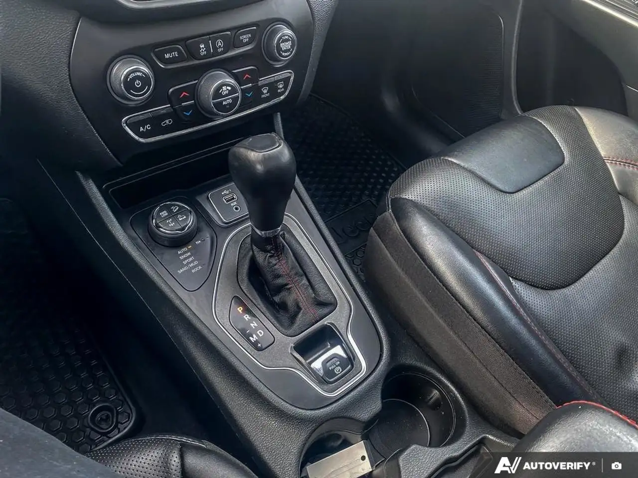 Jeep Cherokee снимка Jeep Cherokee