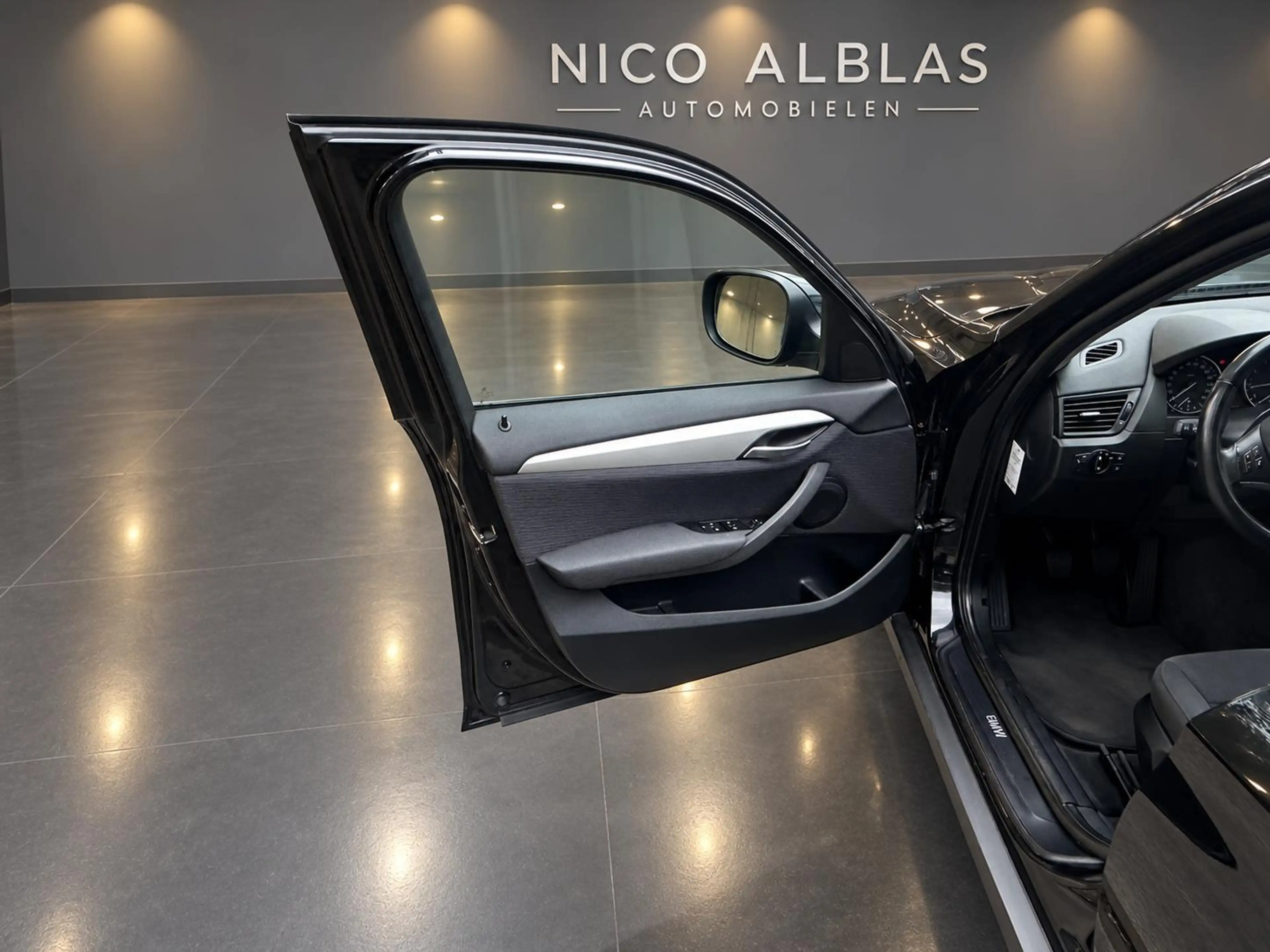 BMW X1 sDrive18i Executive — photo 9