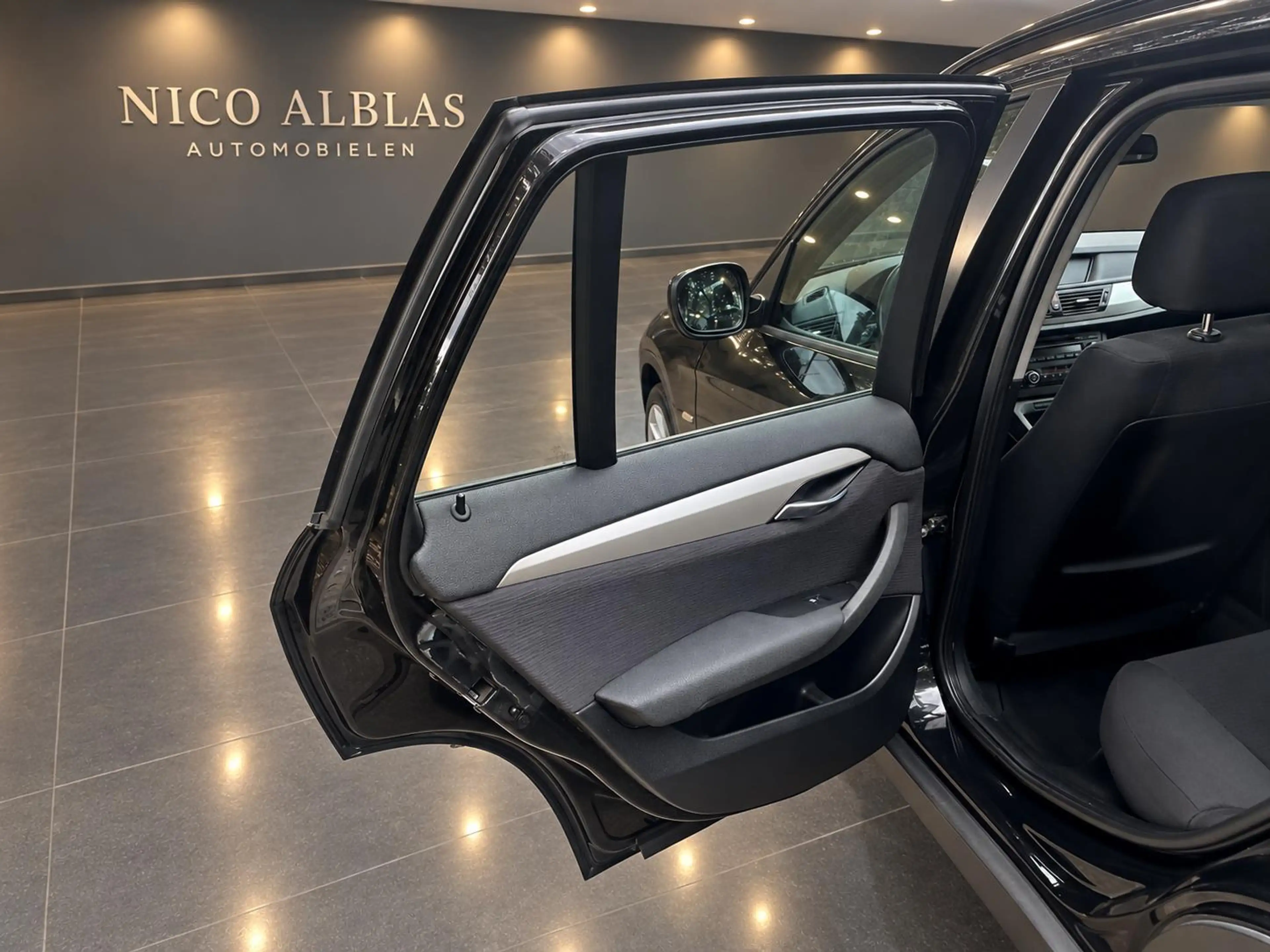 BMW X1 sDrive18i Executive — photo 11