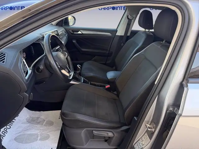 Volkswagen T-Roc view 10