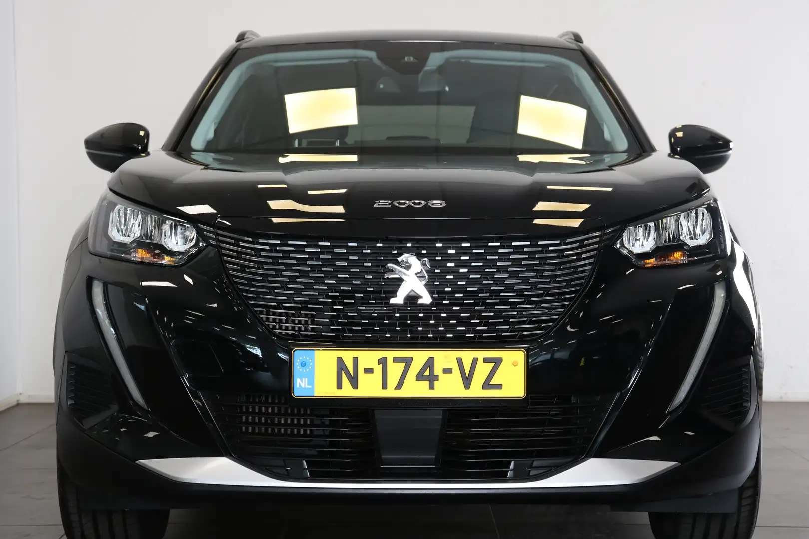 Peugeot 2008 1.2 PureTech Allure 100 | Navi | Trekhaak | Climat Zwart - 2