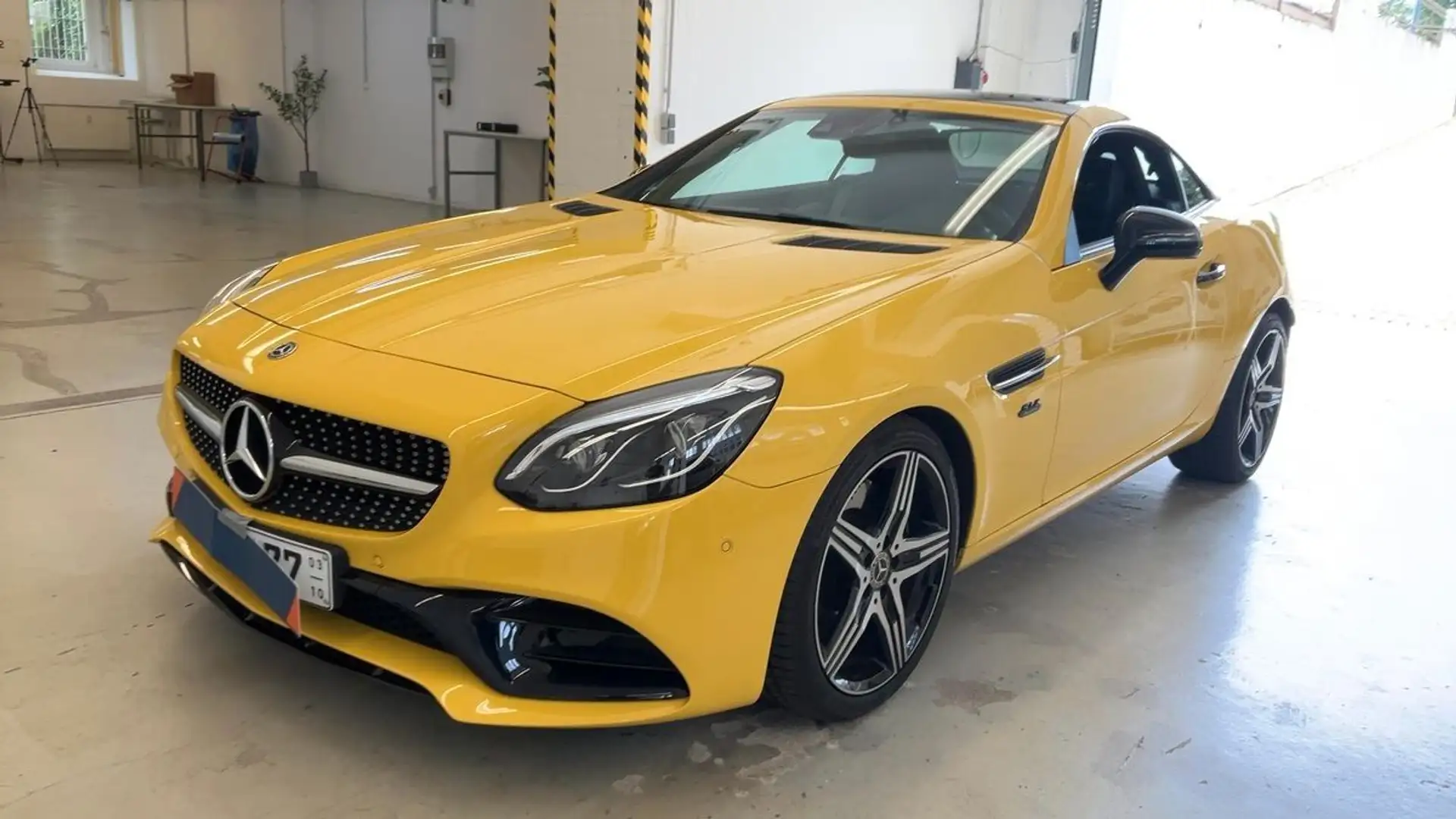 Mercedes-Benz SLC 200 FINAL EDITION AMG LEDER PANO AIRSCARF Jaune - 1