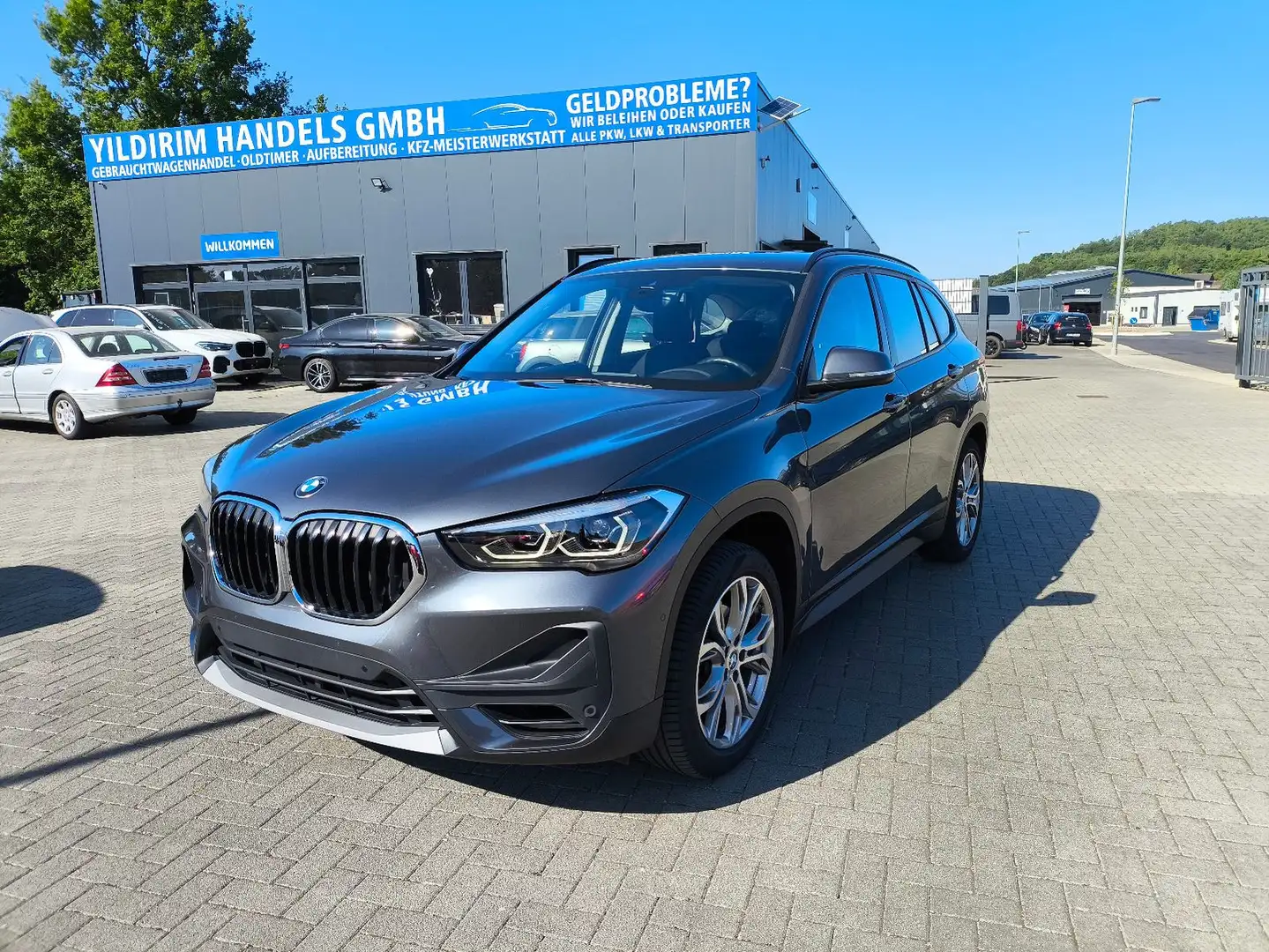 BMW X1 sDrive18 i Advantage,1 HD,KLIMA,NAVI,LED,AHK Grau - 1