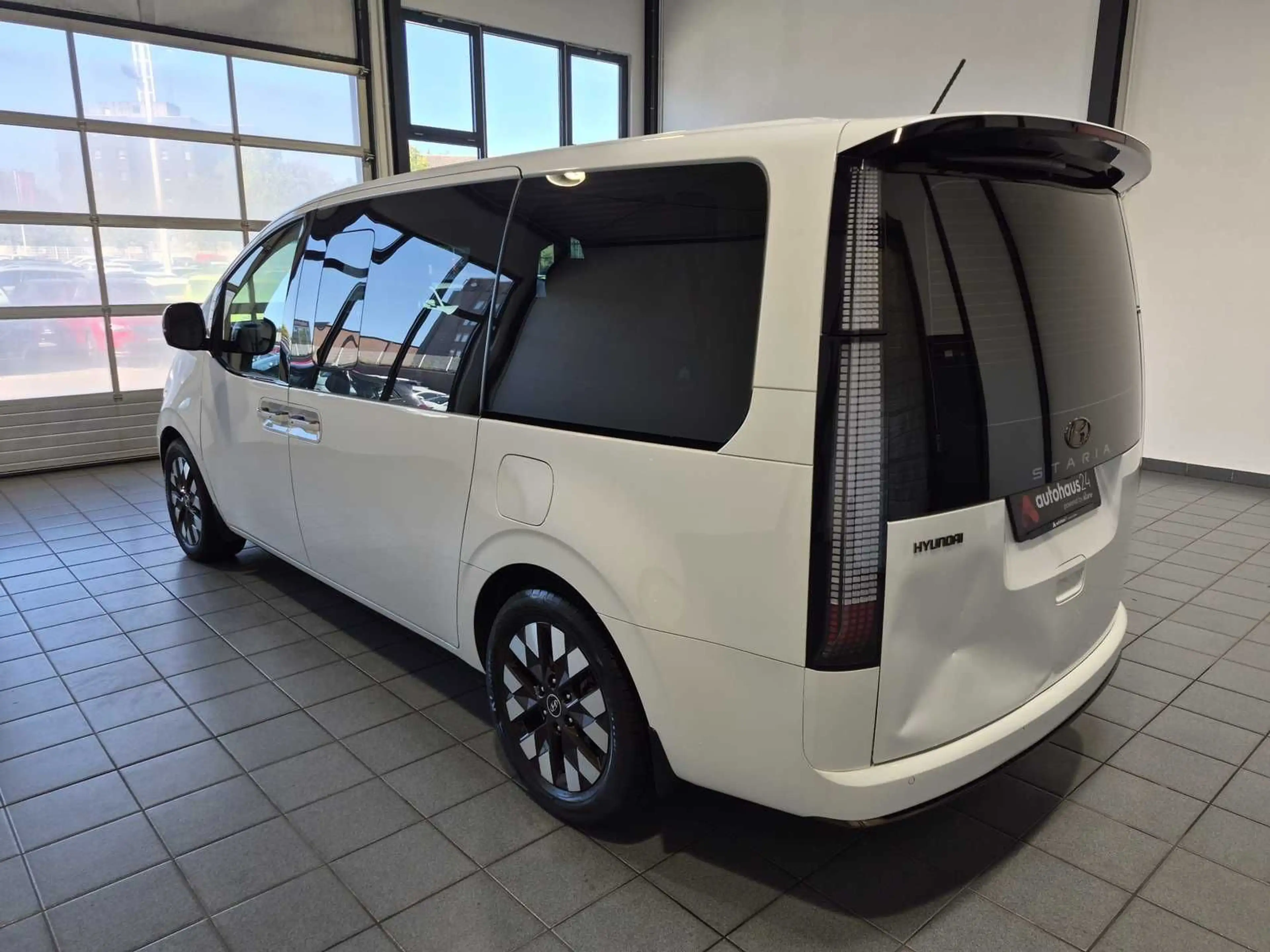Hyundai STARIA 2.2 CRDi 2WD  Nappa|360°|ACC|Bose — photo 4