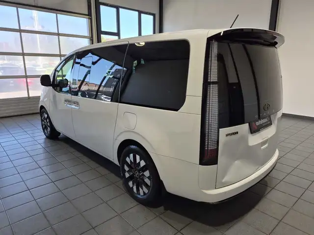Hyundai Staria view 4