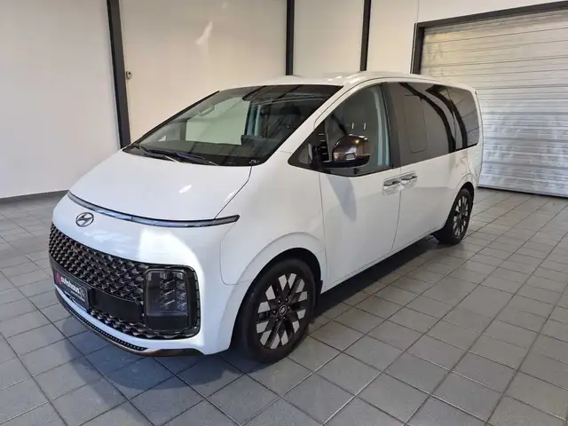 Hyundai Staria view 3