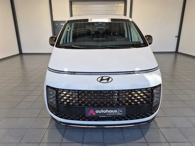 Hyundai Staria view 2