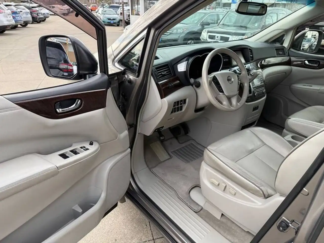 Nissan Quest снимка Nissan Quest