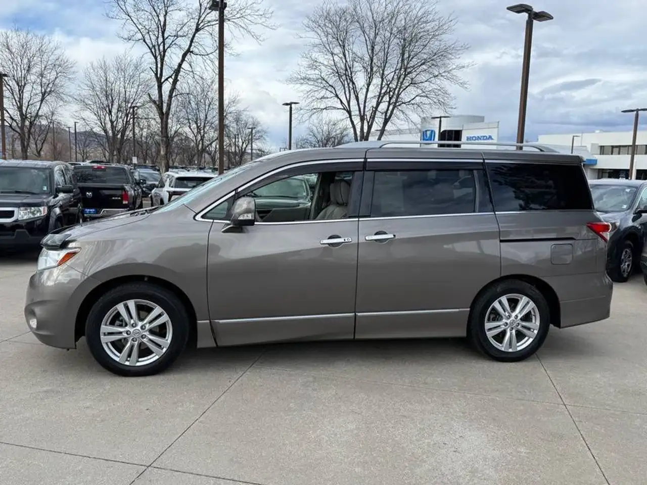 Nissan Quest снимка Nissan Quest