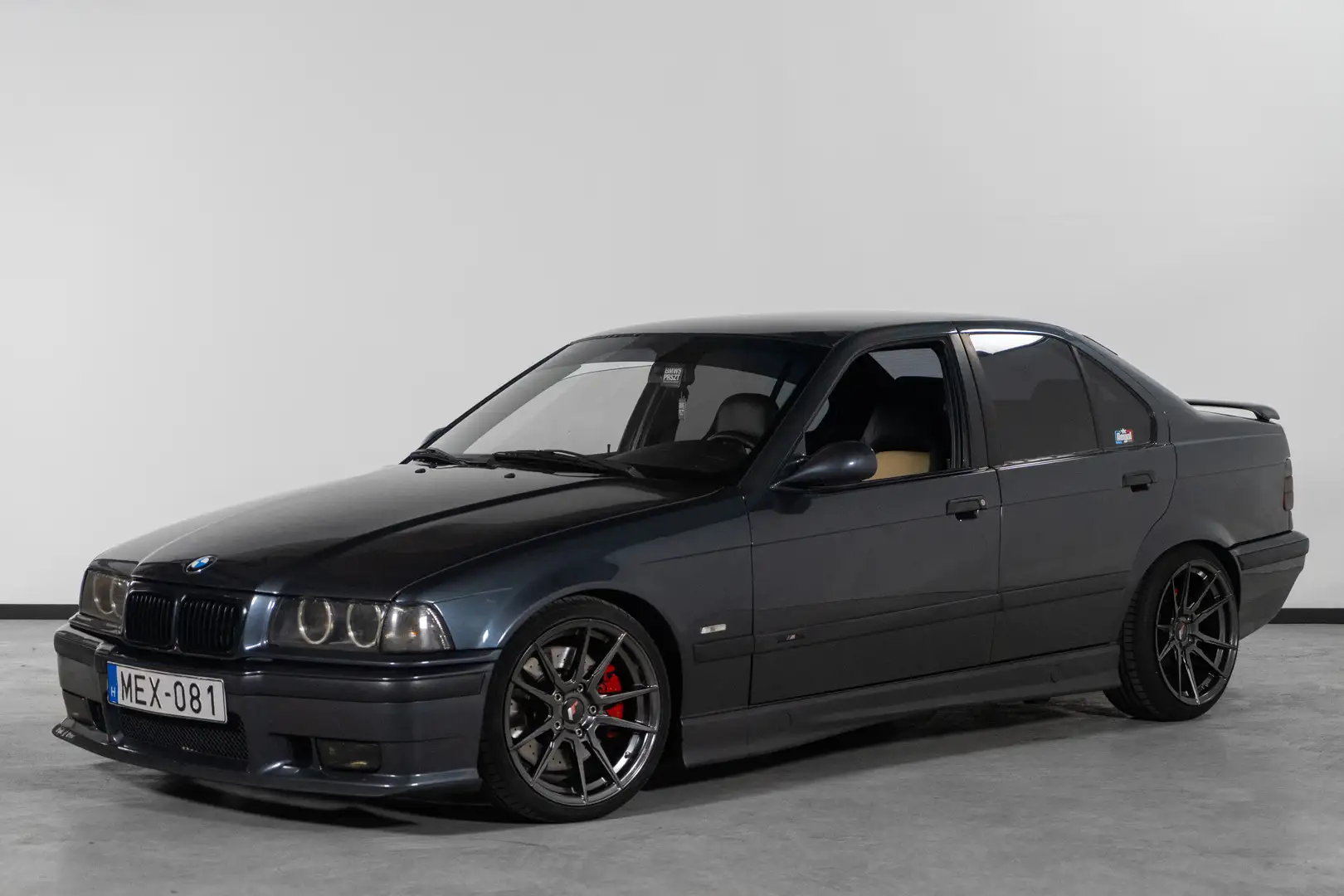 BMW 325 BMW E36 325i – M54B25 | LSD | M Package | Gris - 1