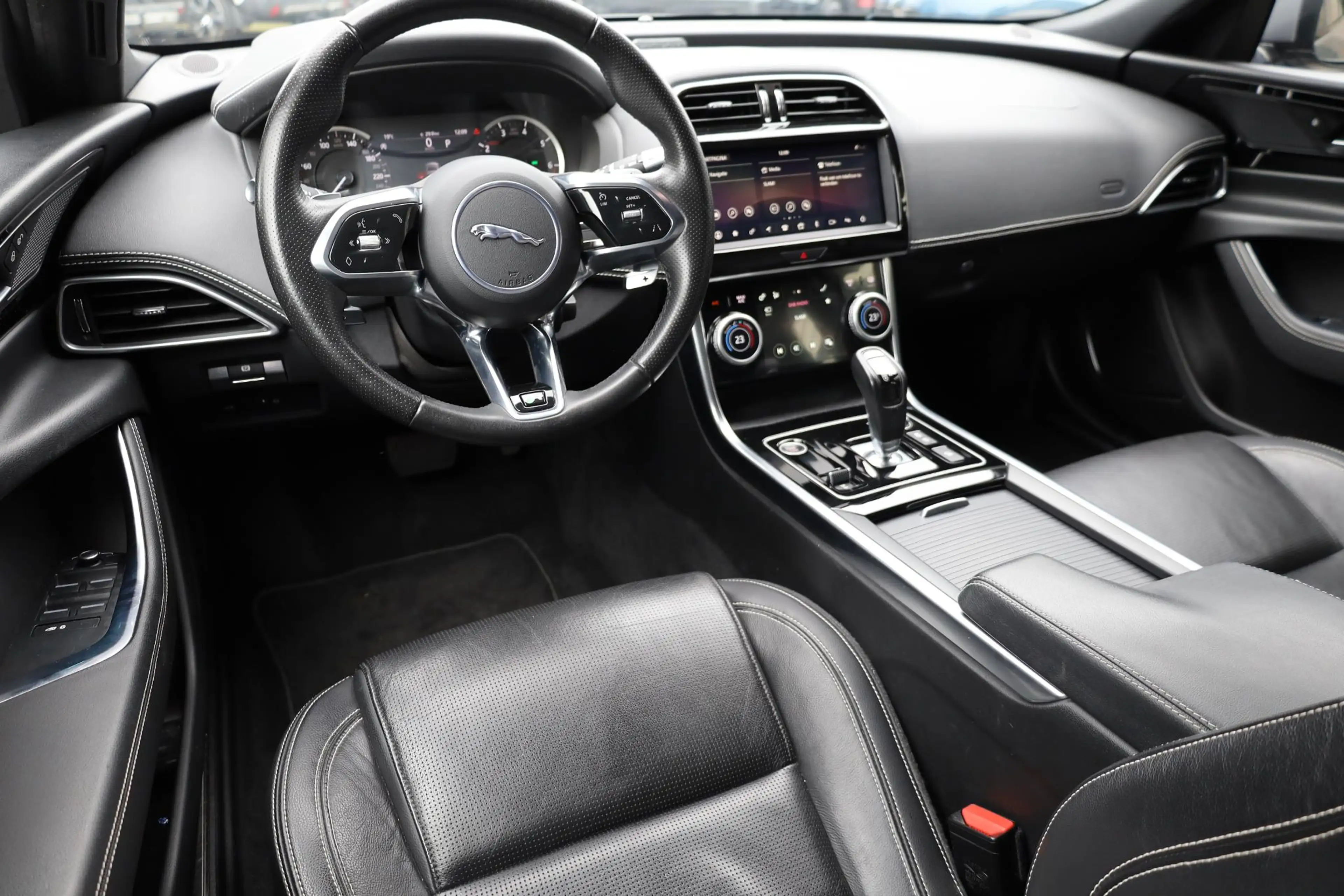Jaguar XE 2.0 P250 HSE R-Dynamic STOELVERW. MEMORY CAMERA CA — photo 9