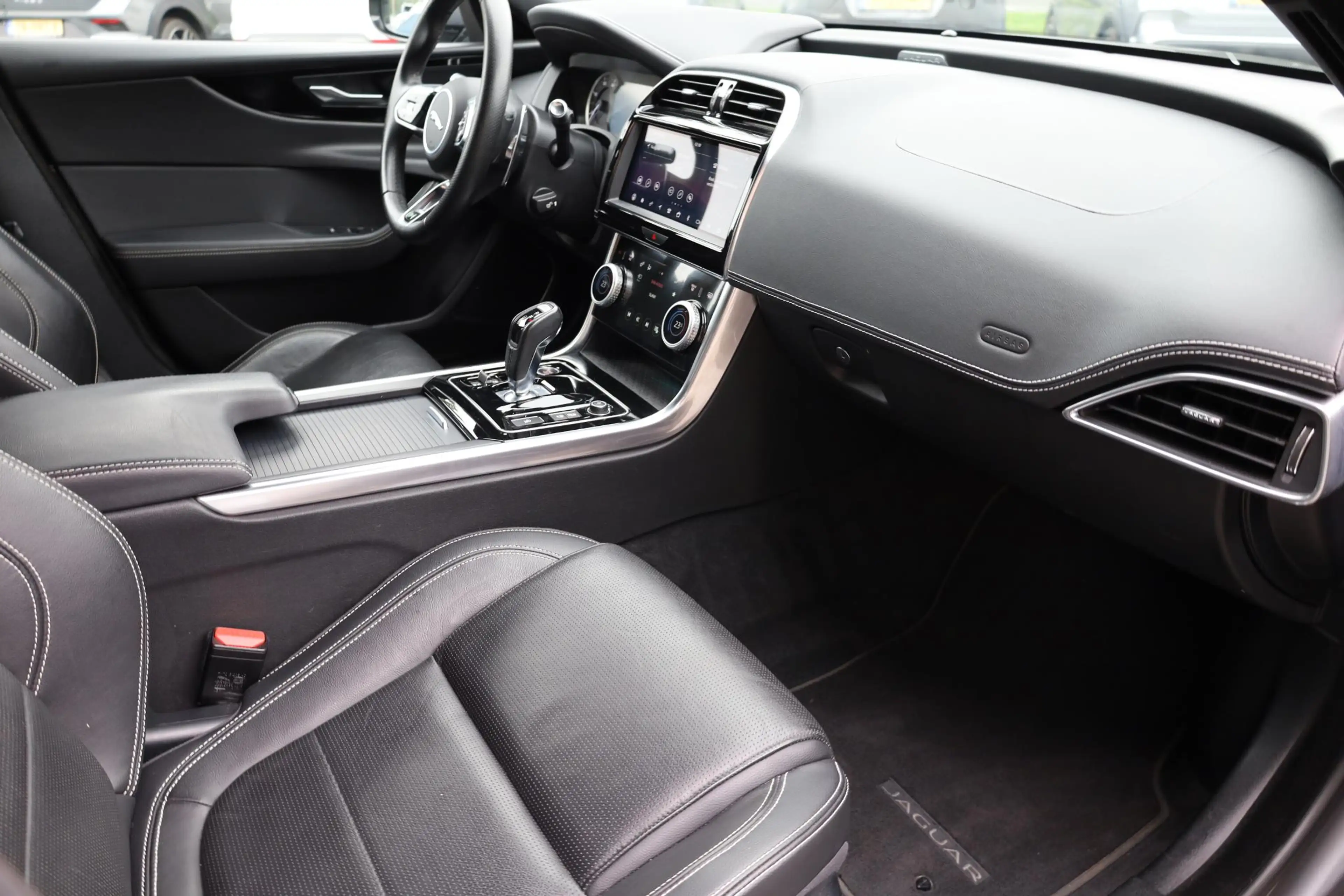 Jaguar XE 2.0 P250 HSE R-Dynamic STOELVERW. MEMORY CAMERA CA — photo 40