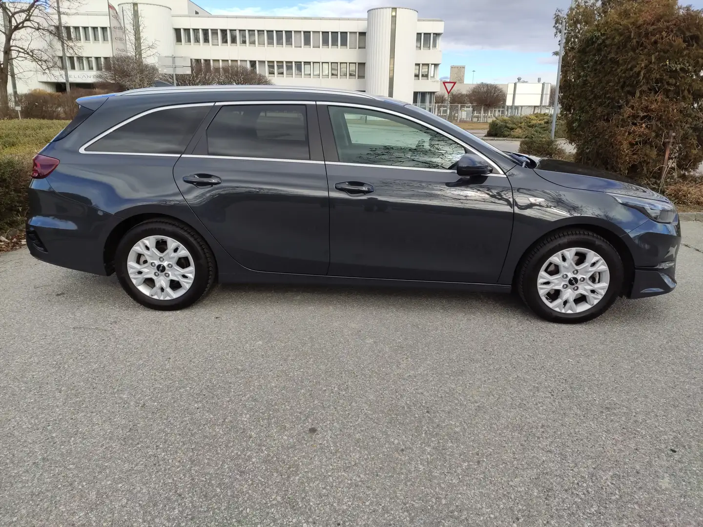 Kia Ceed SW / cee'd SW Kia Ceed SW 1.5 TGDI Silber mit Werksgarantie bis 07/2030 Grau - 1