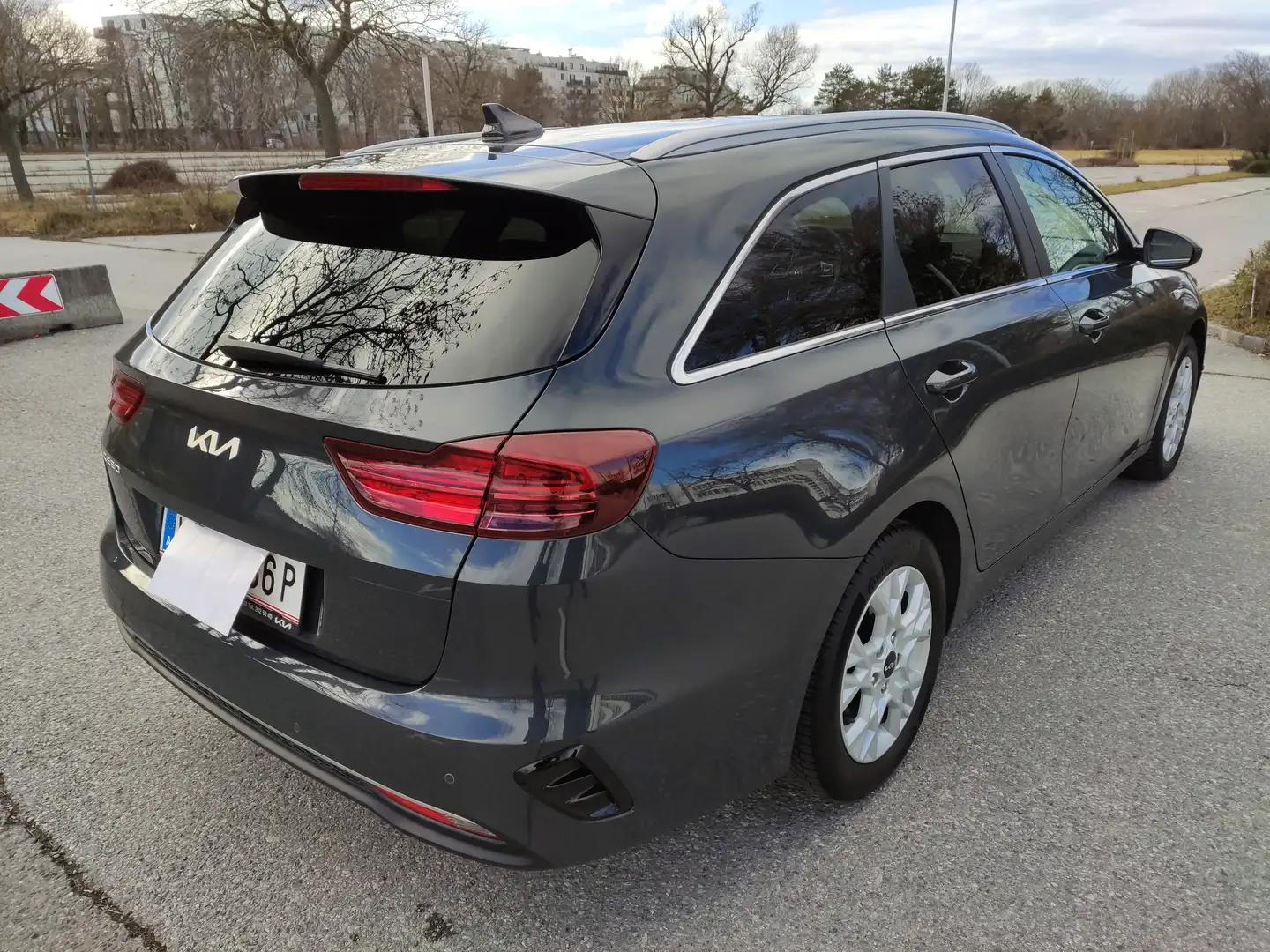 Kia Ceed SW / cee'd SW Kia Ceed SW 1.5 TGDI Silber mit Werksgarantie bis 07/2030 Grau - 2