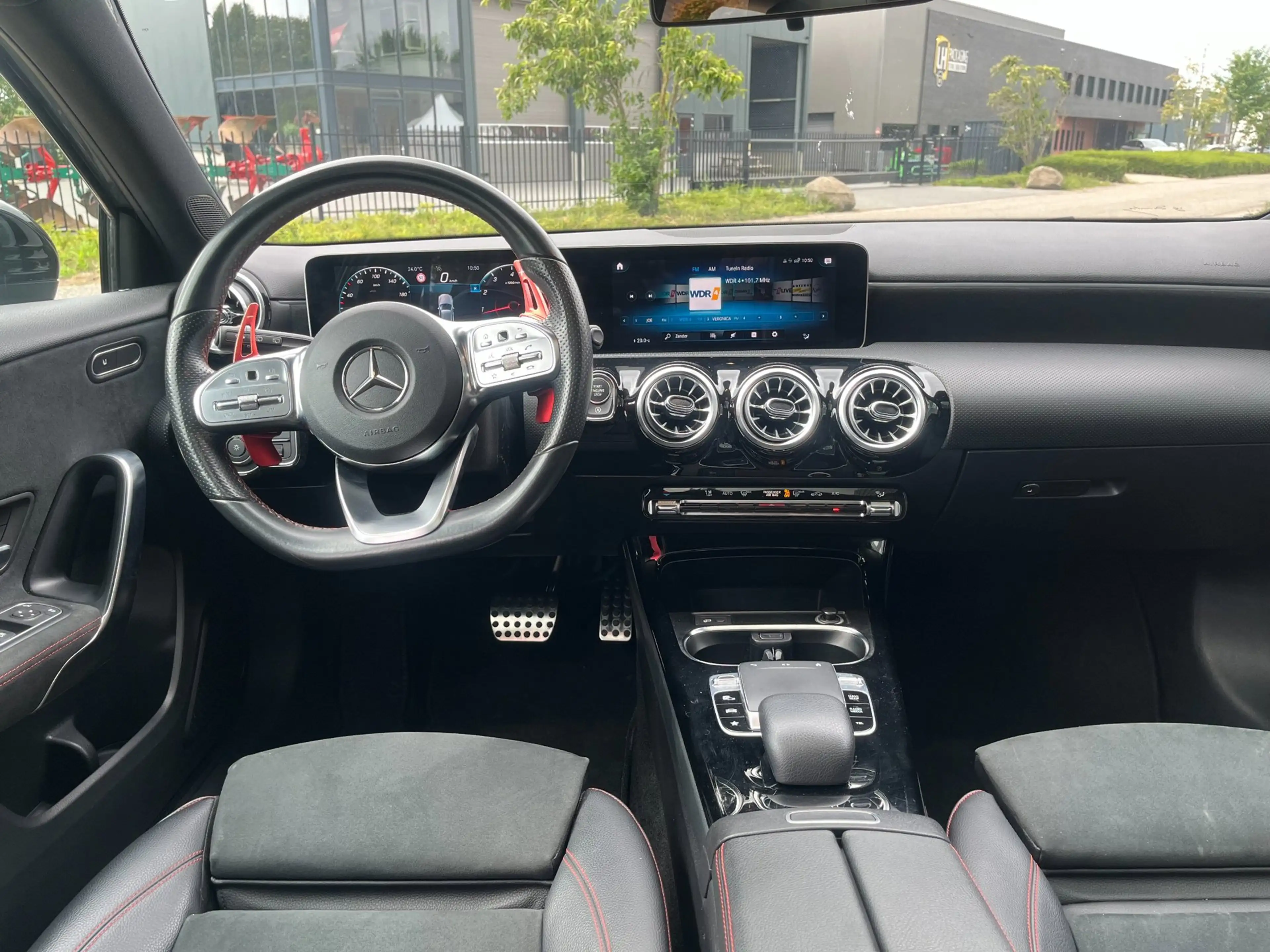 Mercedes-Benz A 250 4MATIC Premium Plus — photo 14