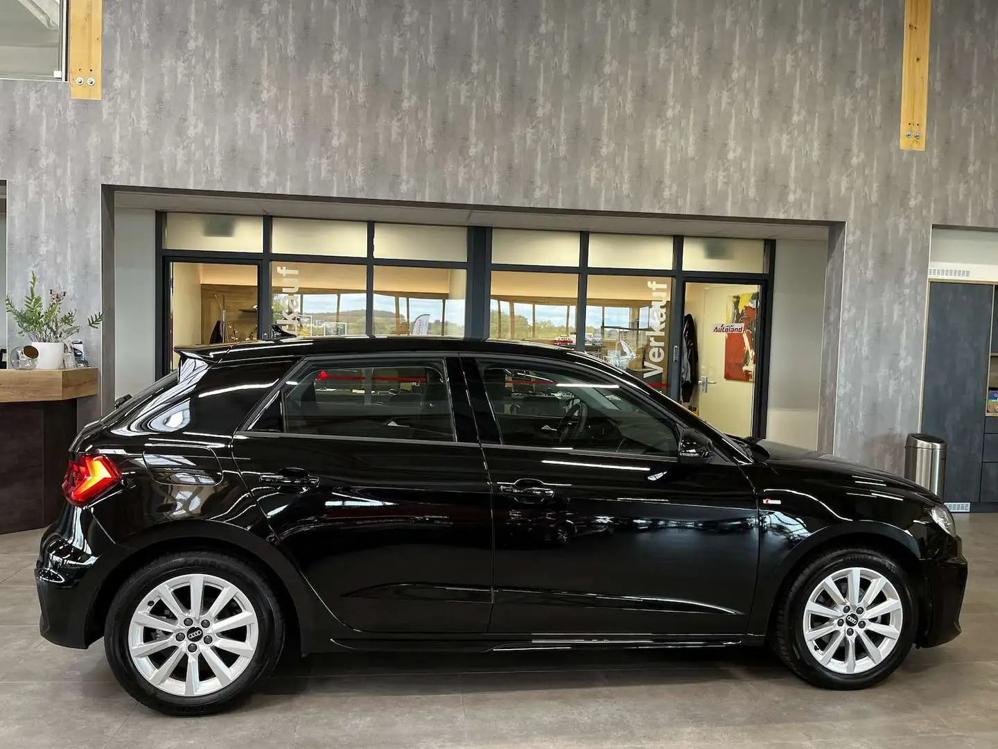 Audi A1 30 TFSI S line Navi PTS Shzg App Noir - 2