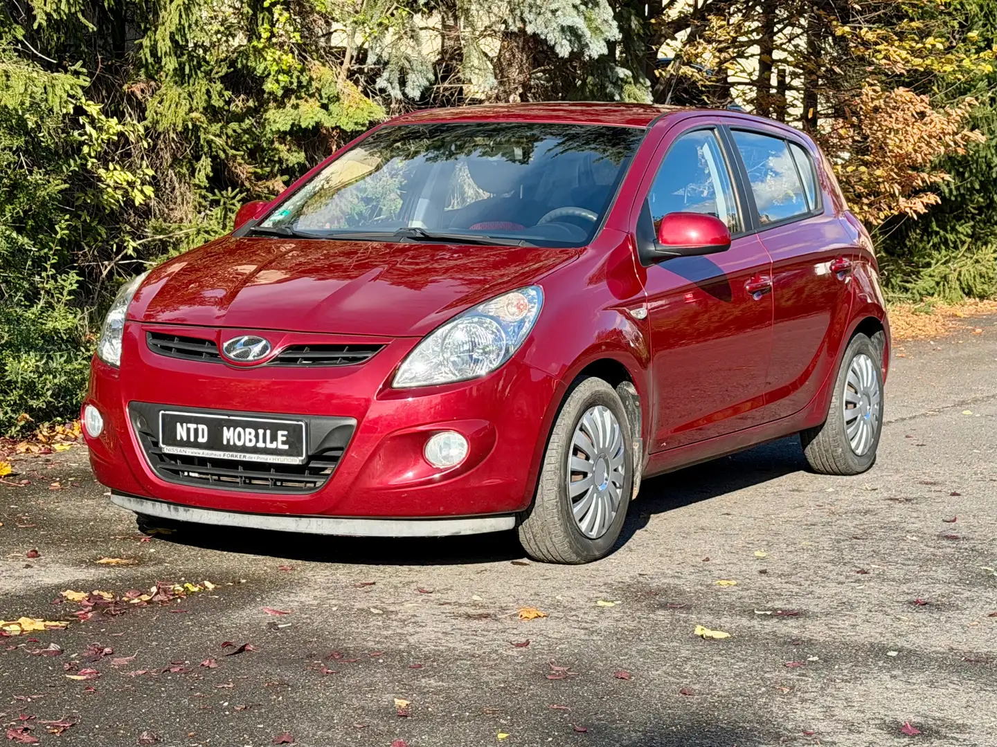 Hyundai i20 1.3 Comfort +2.HAND+TÜV NEU+KLIMA+S-HZNG+ Rouge - 2