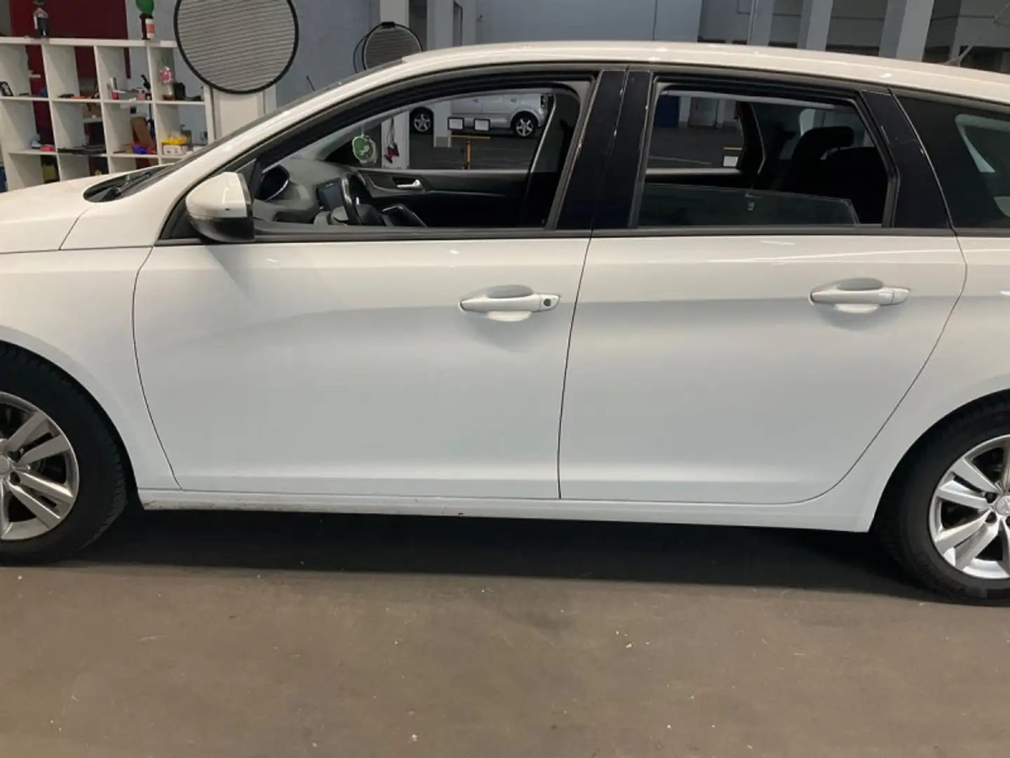 Peugeot 308 1.6 BLUEHDI FAP 120CH ACTIVE Weiß - 2