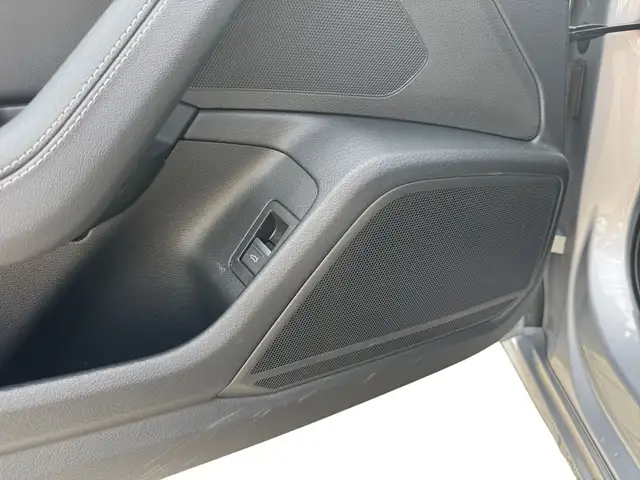 Audi A6 view 11