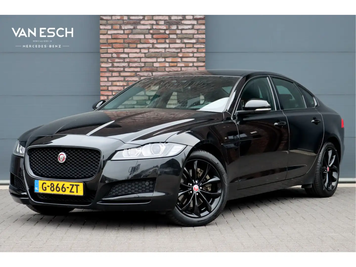 Jaguar XF 2.0t 250 PK Chequered Flag Aut8 | Stoelverwarming Noir - 1