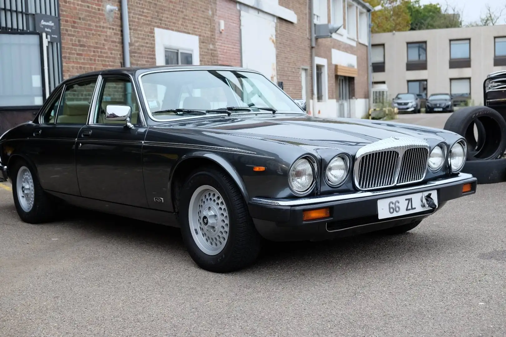 Daimler Double Six 1990 Grau - 1
