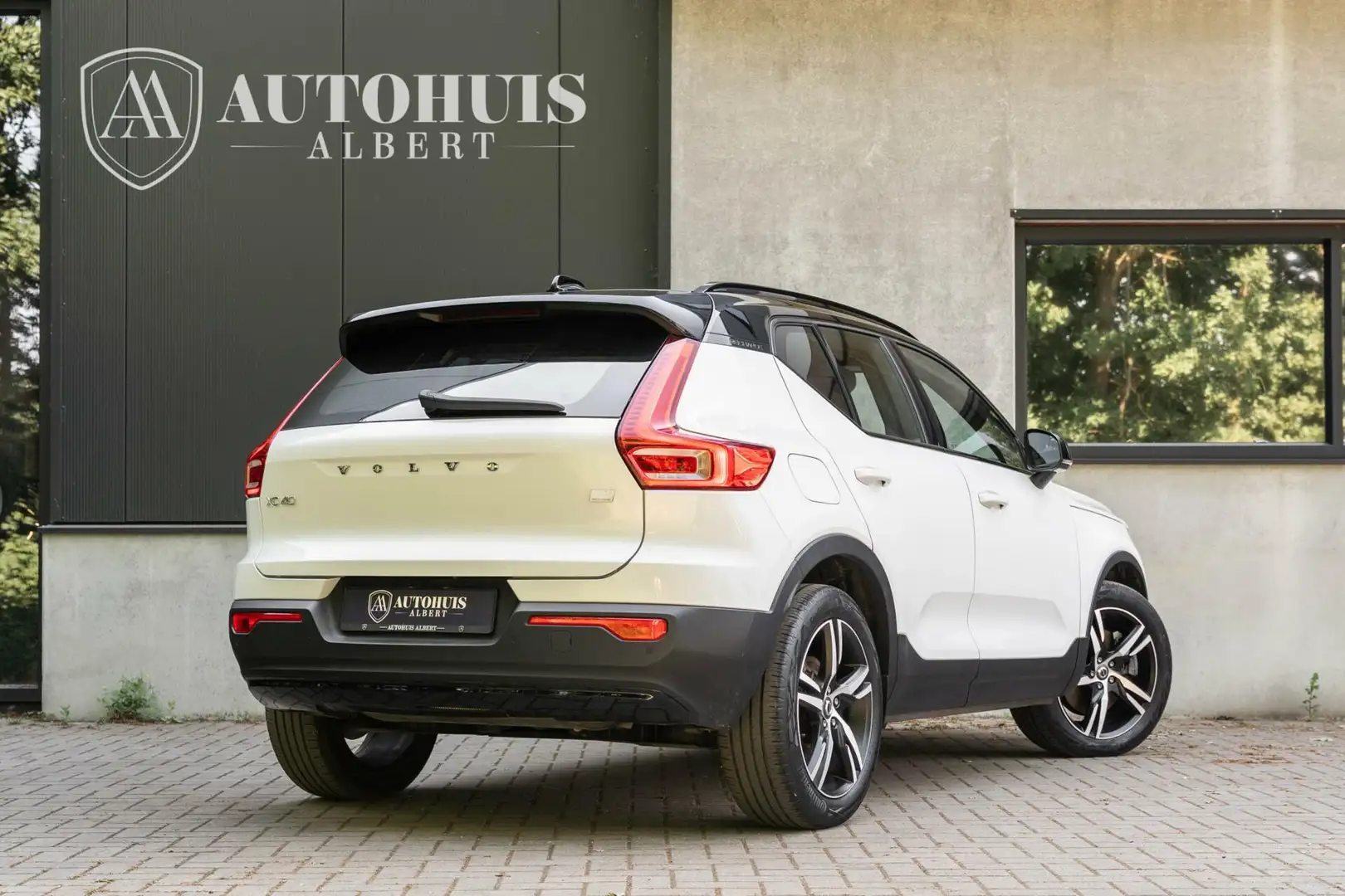 Volvo XC40 1.5 T4 Recharge R-Design Pano Trekhaak Keyless Bianco - 2