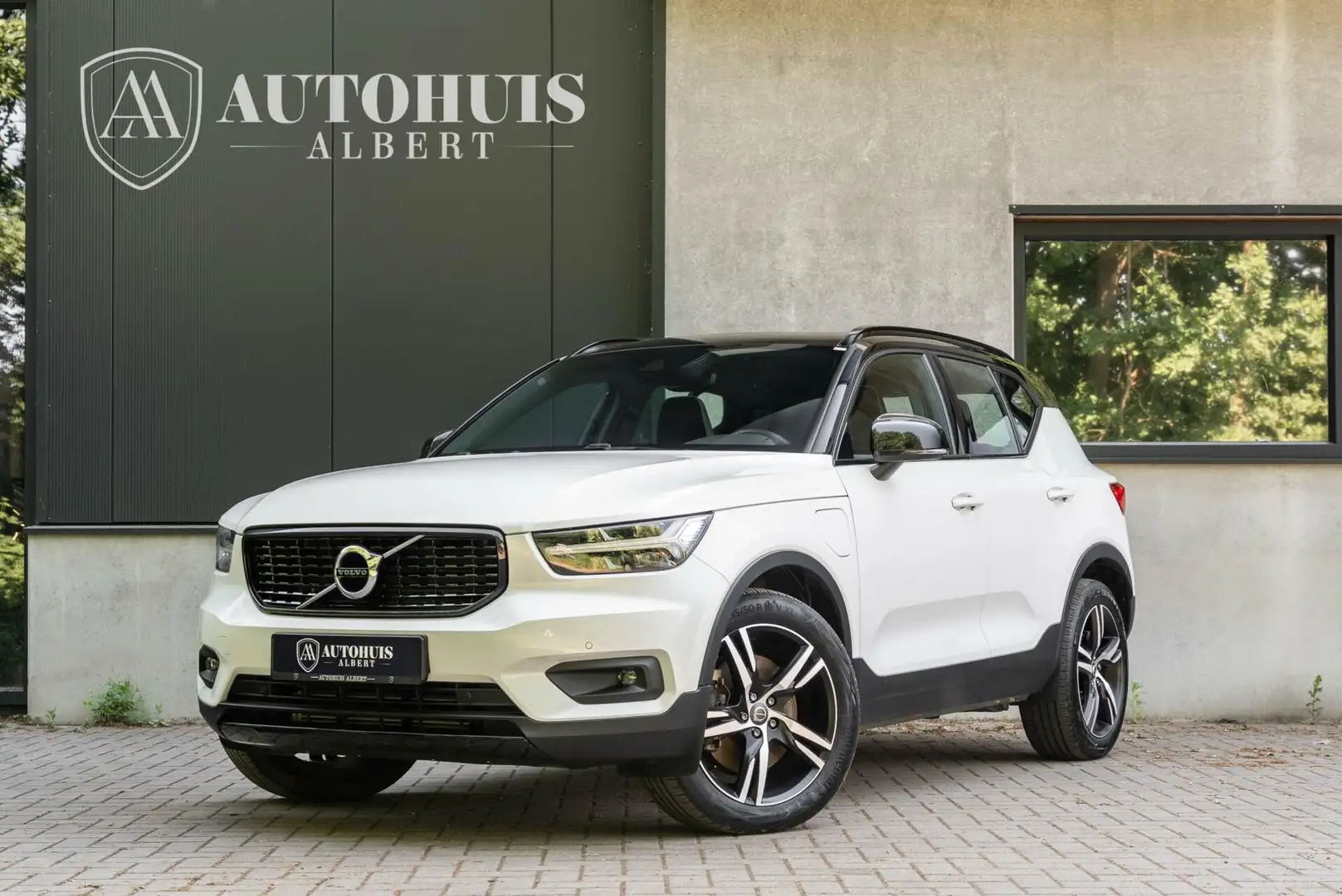 Volvo XC40 1.5 T4 Recharge R-Design Pano Trekhaak Keyless Bianco - 1