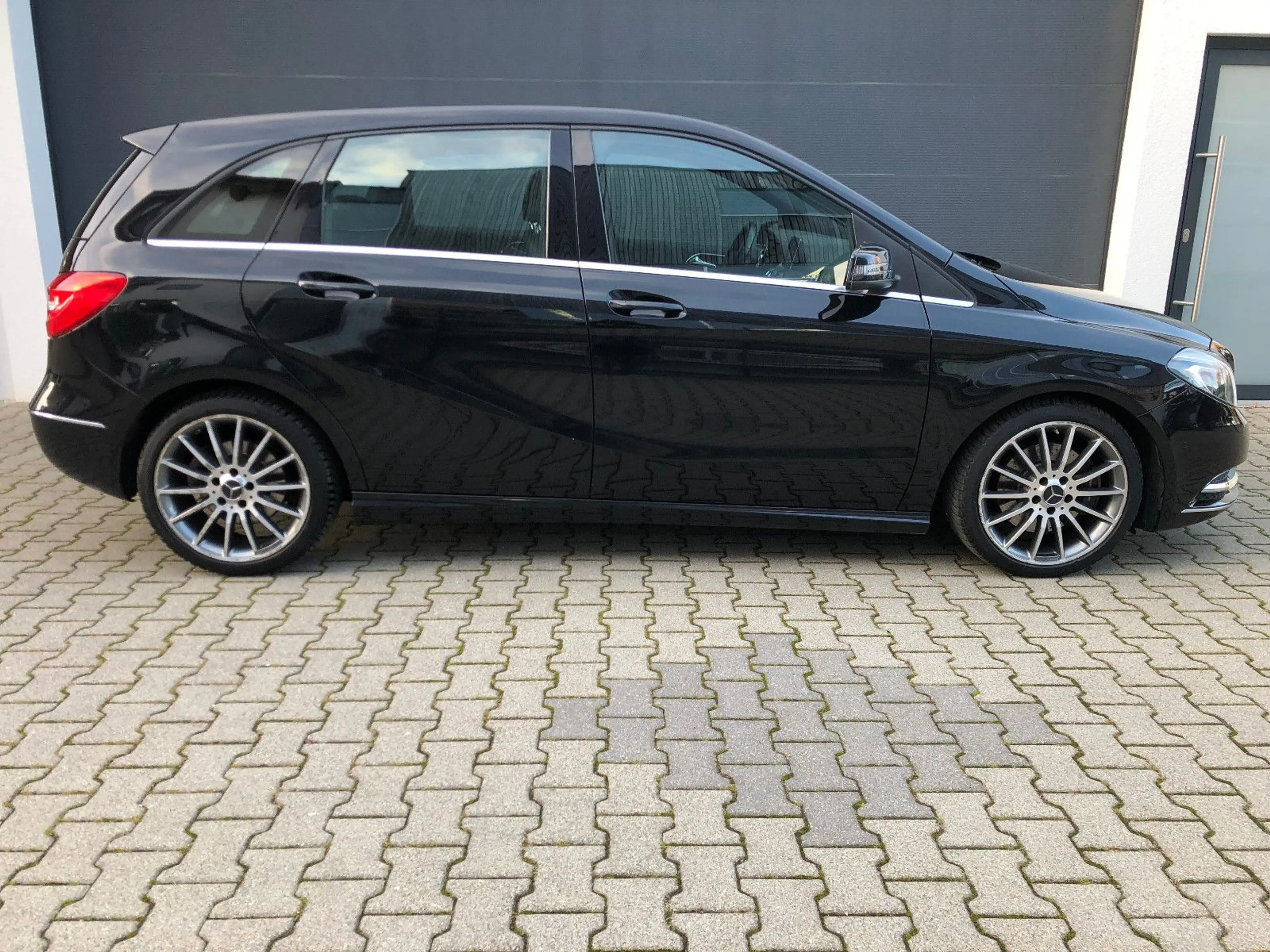 Mercedes-Benz B 220 Sport 4M LED Kam. Leder Pano Standheiz. — photo 4