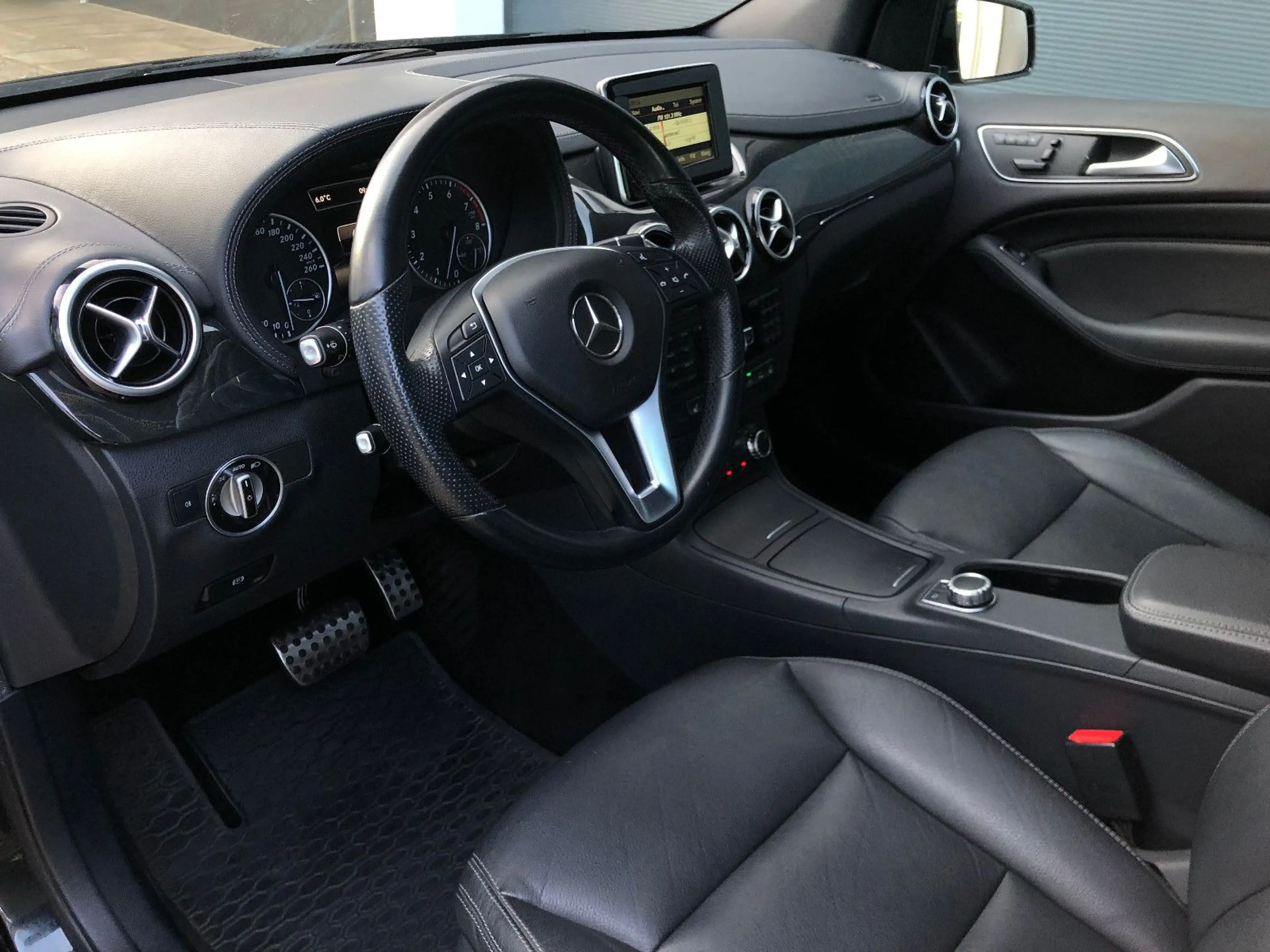 Mercedes-Benz B 220 Sport 4M LED Kam. Leder Pano Standheiz. — photo 15